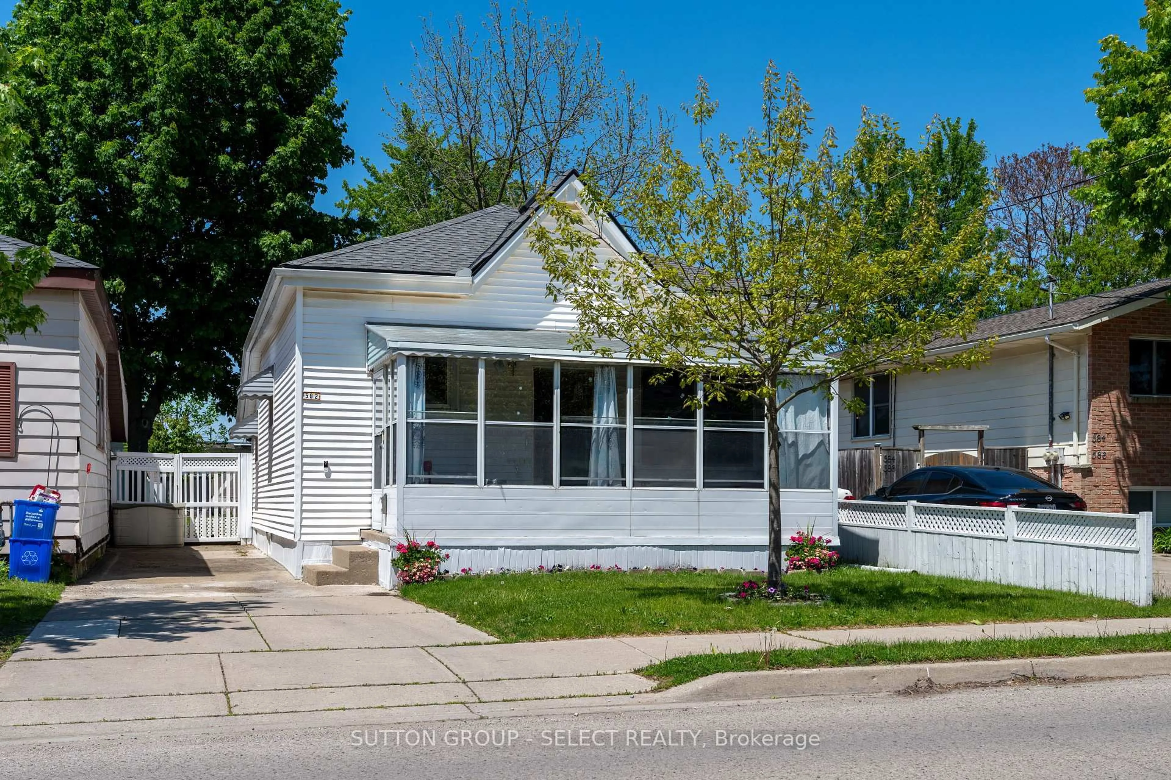 Home with vinyl exterior material, street for 582 Hill St, London East Ontario N6B 1G1