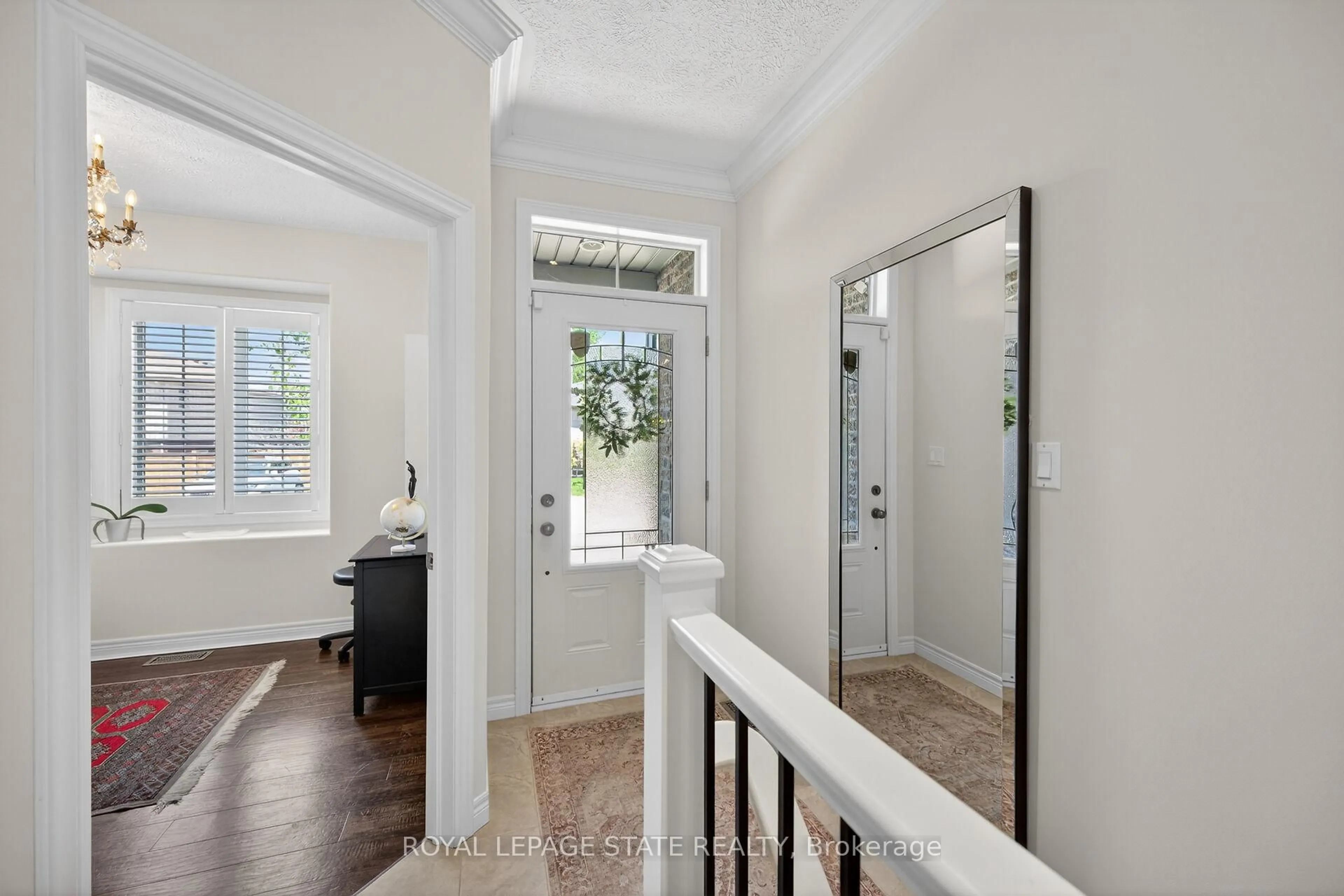 Indoor entryway for 244 Dundas St #3, Brant Ontario N3L 0B4