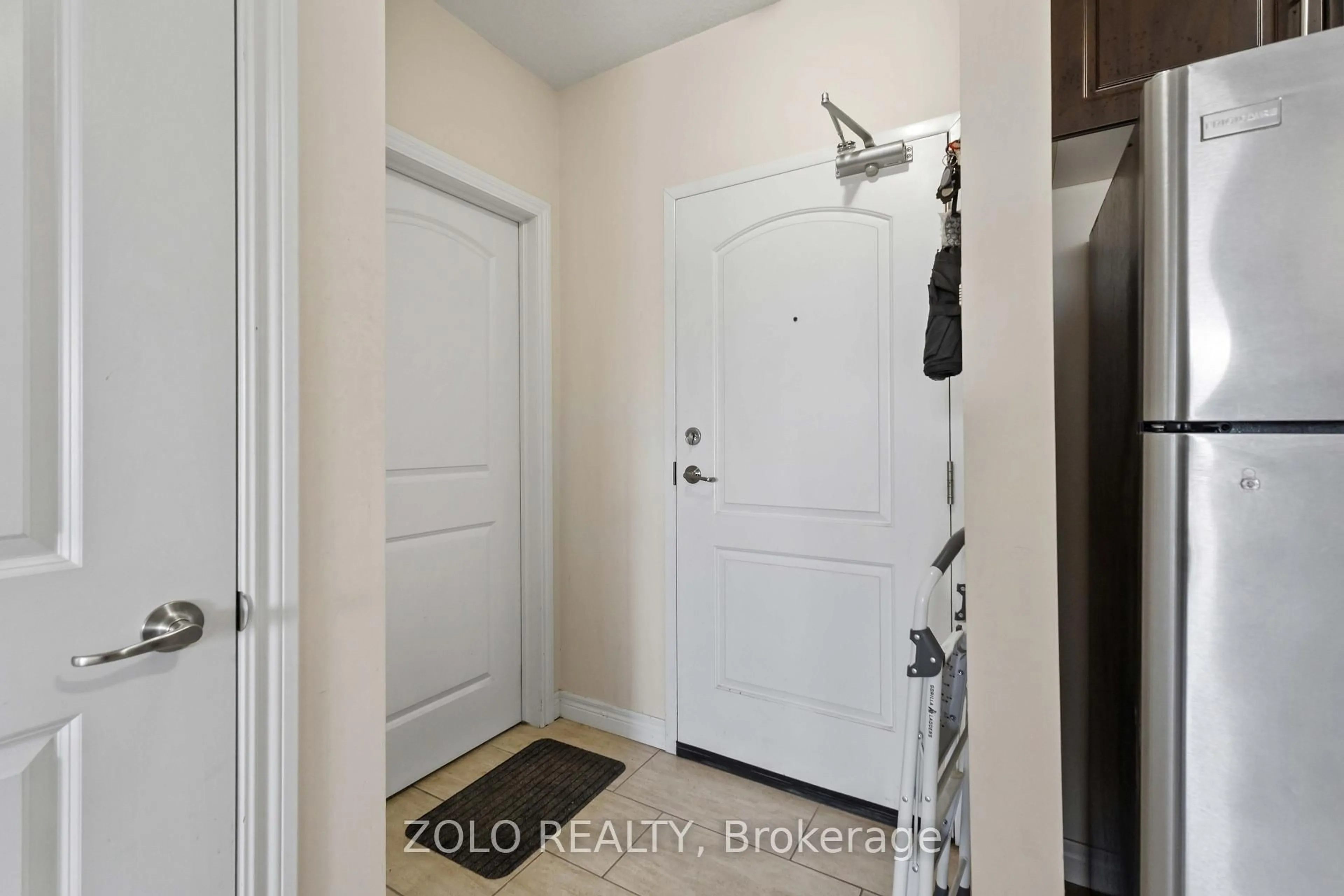 Indoor entryway for 886 Golf Links Rd #304, Hamilton Ontario L9K 1J8