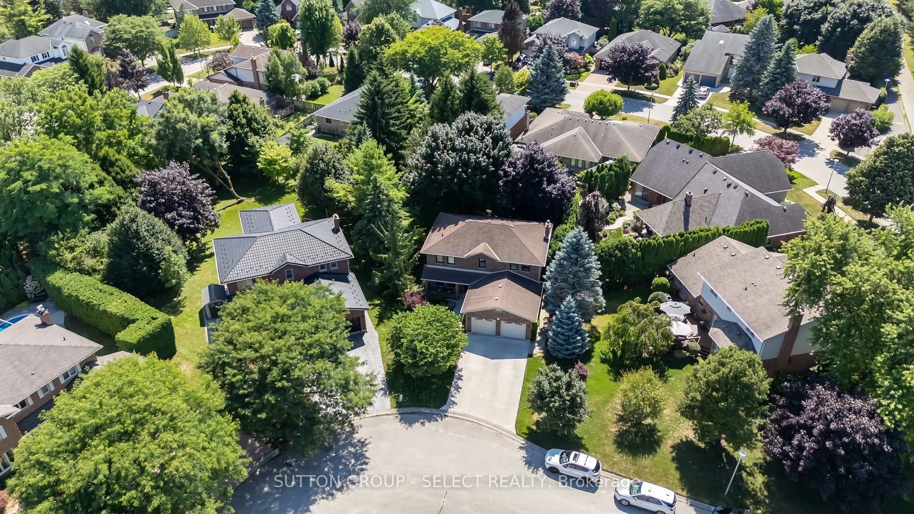 A pic from outside/outdoor area/front of a property/back of a property/a pic from drone, street for 31 Robinson Crt, London North Ontario N5X 3V3