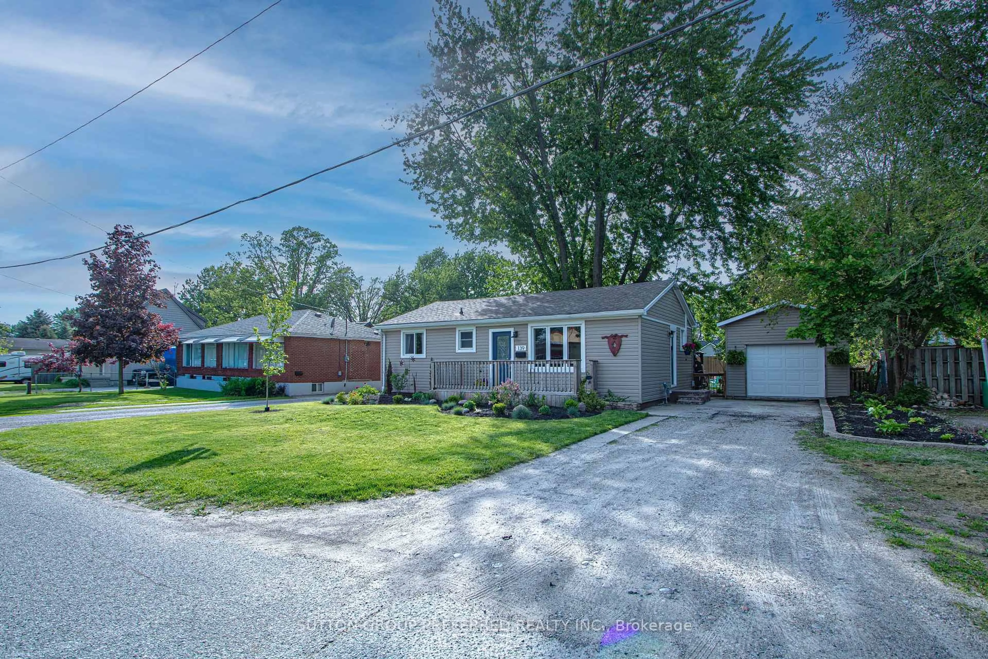 A pic from outside/outdoor area/front of a property/back of a property/a pic from drone, street for 139 Keefer St, Strathroy-Caradoc Ontario N7G 1E1