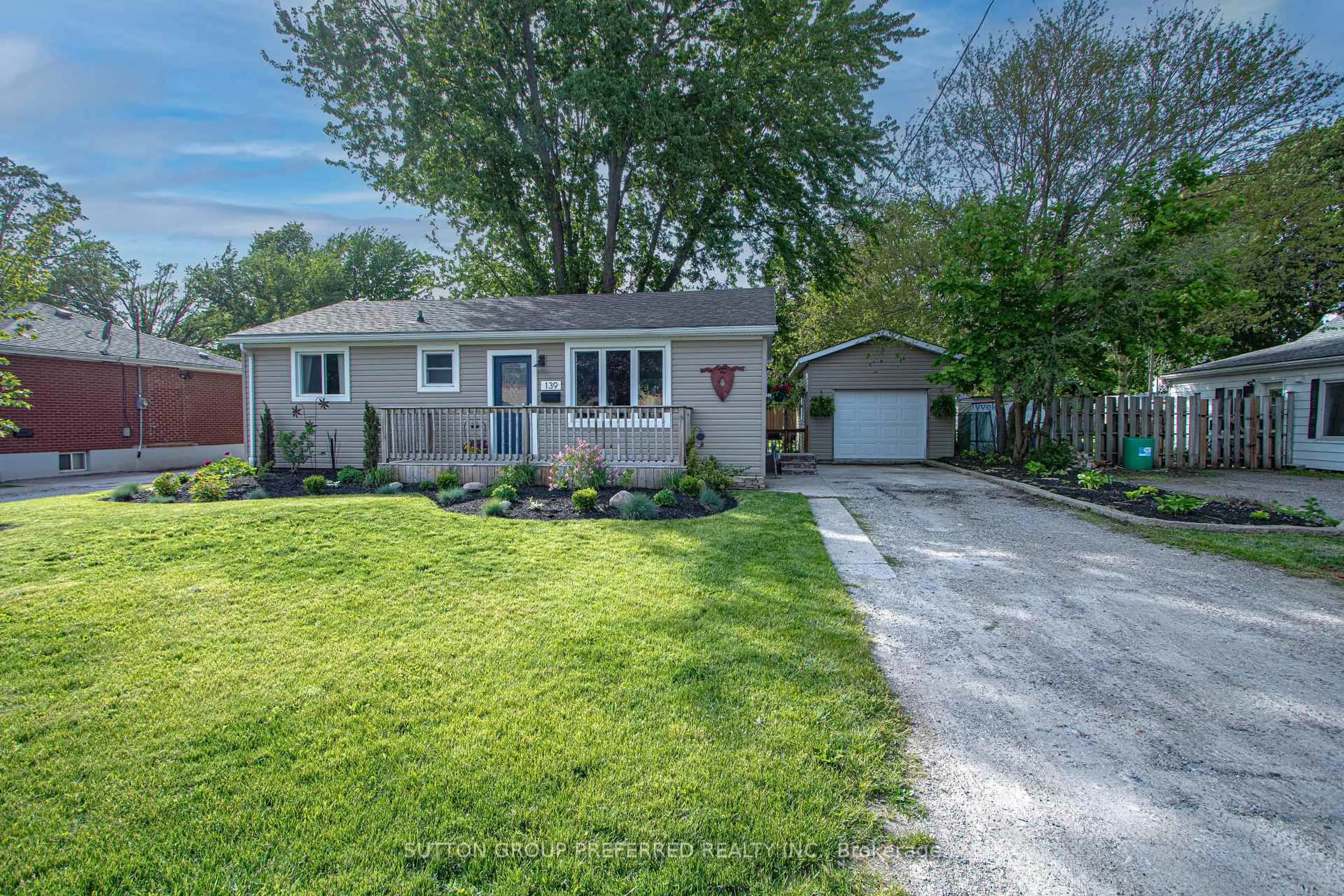 A pic from outside/outdoor area/front of a property/back of a property/a pic from drone, street for 139 Keefer St, Strathroy-Caradoc Ontario N7G 1E1