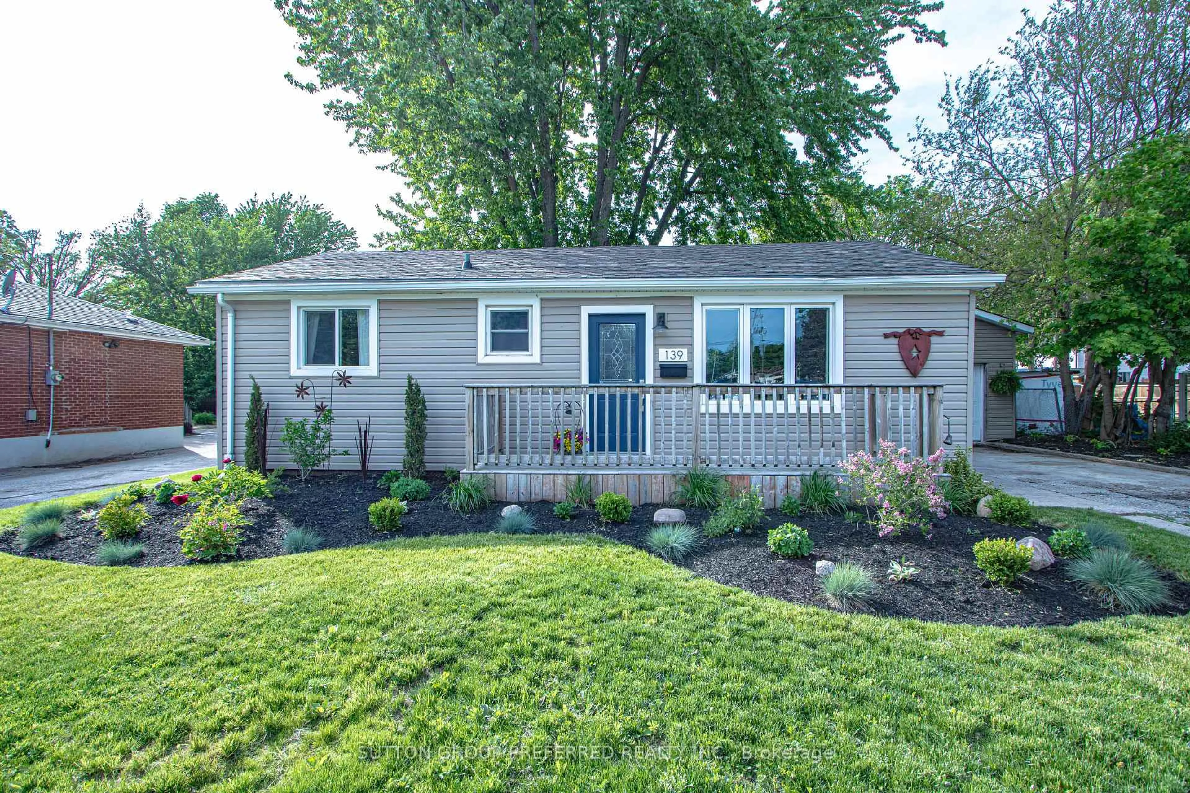 Home with vinyl exterior material, street for 139 Keefer St, Strathroy-Caradoc Ontario N7G 1E1