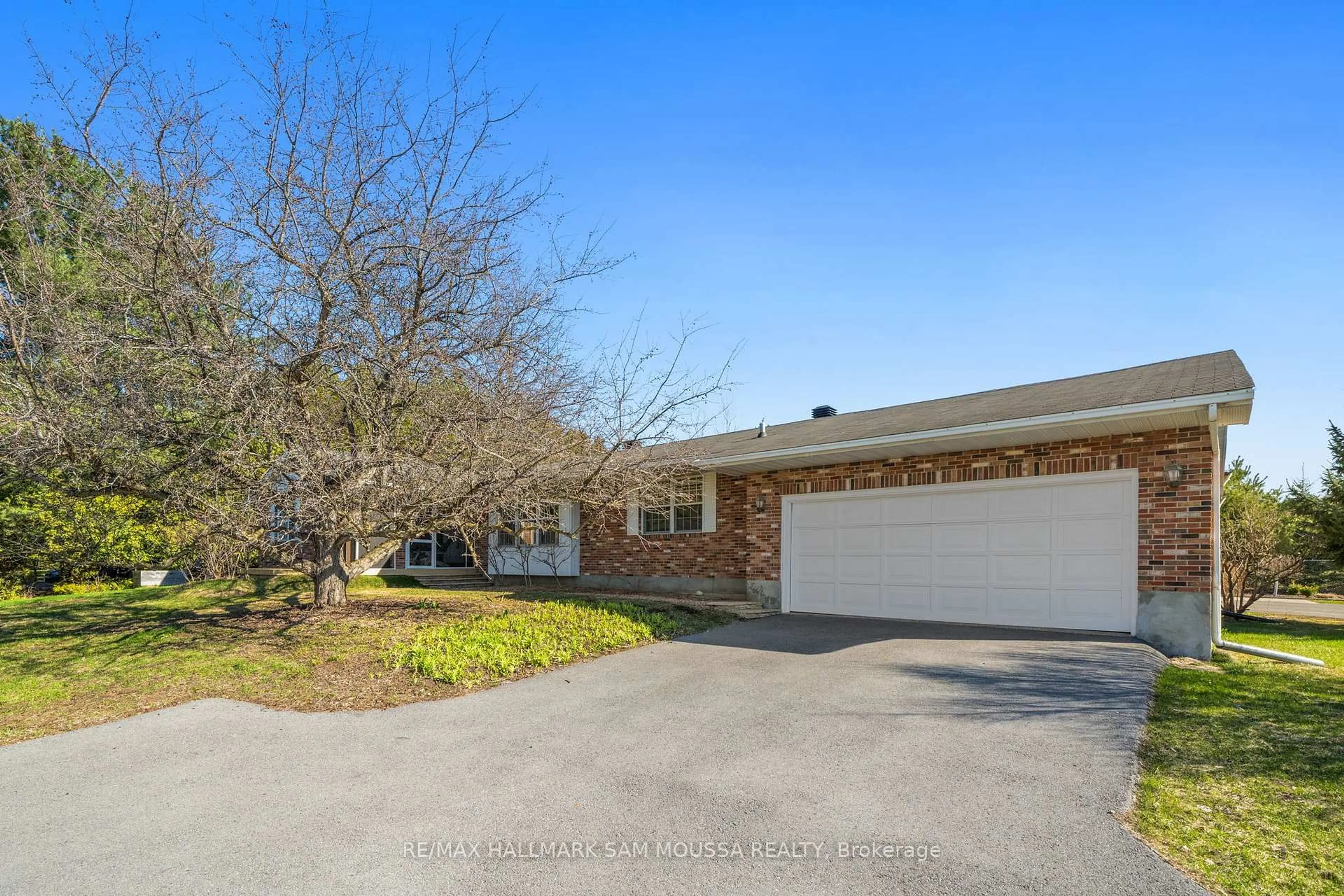 A pic from outside/outdoor area/front of a property/back of a property/a pic from drone, street for 118 Juanita Ave, Carp Ontario K0A 1L0