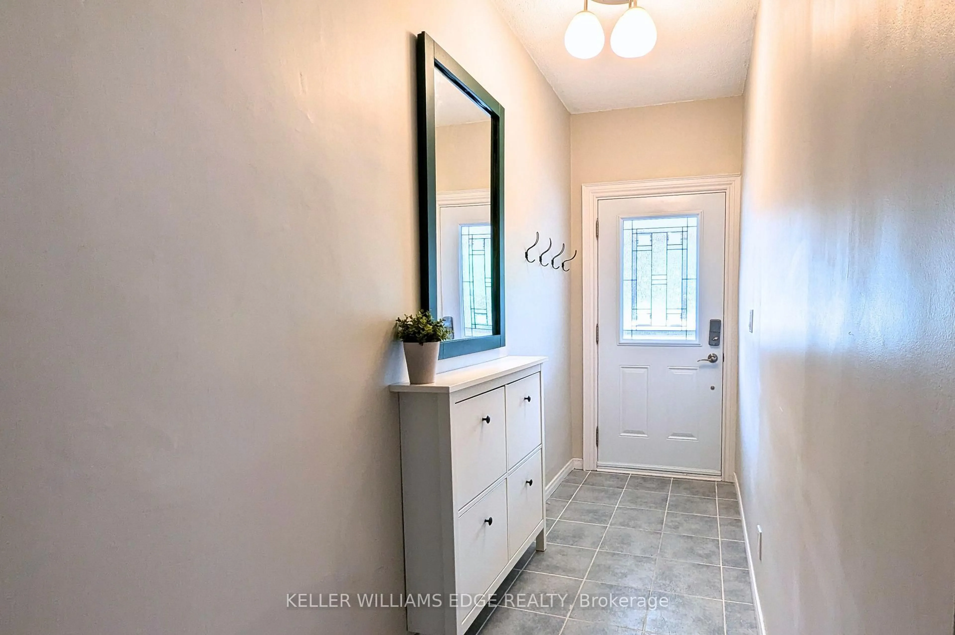Indoor entryway for 209 Glendale Ave, Hamilton Ontario L8L 7K2
