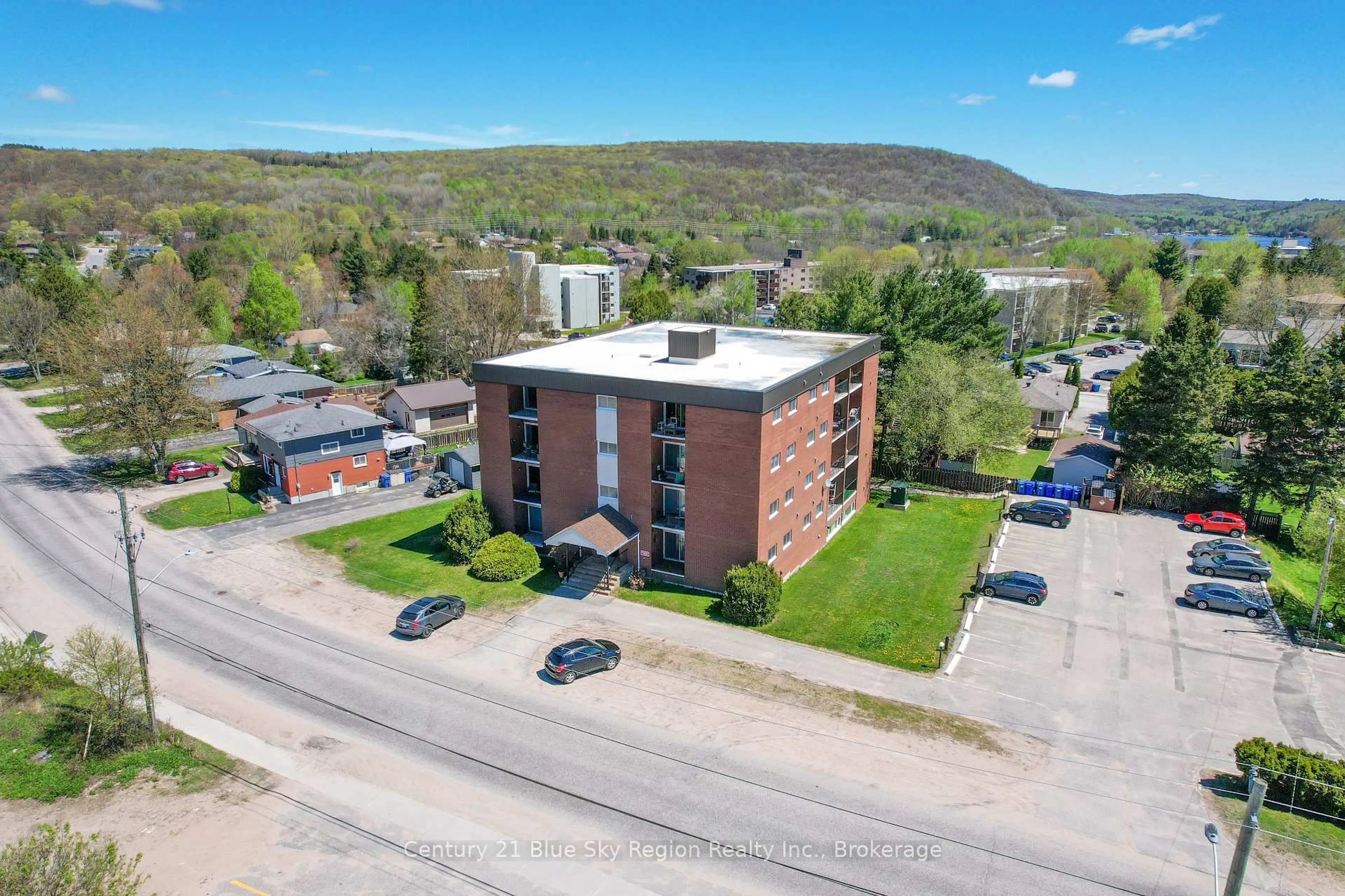 A pic from outside/outdoor area/front of a property/back of a property/a pic from drone, building for 122 Giroux St #305, North Bay Ontario P1B 7Y7