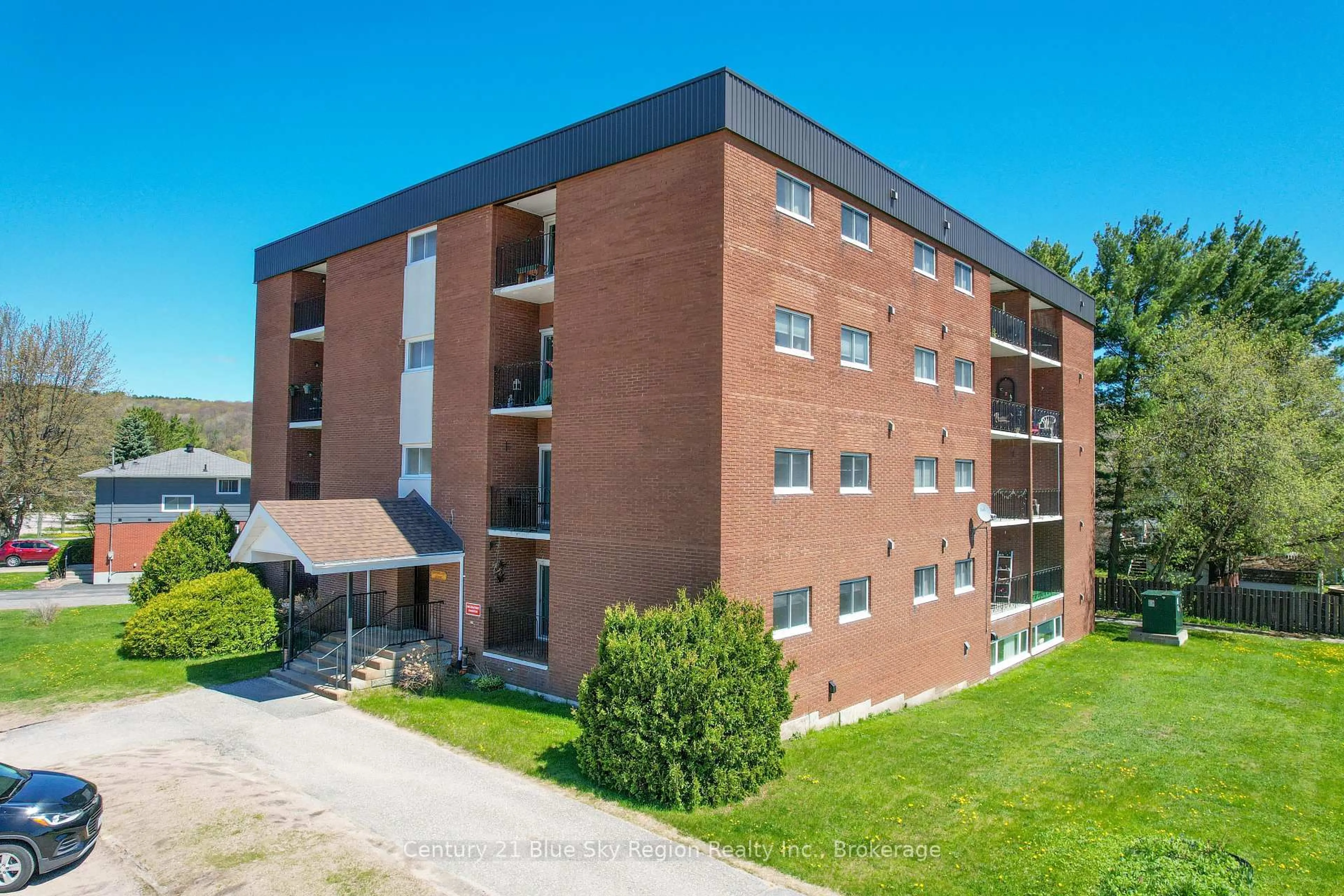 A pic from outside/outdoor area/front of a property/back of a property/a pic from drone, building for 122 Giroux St #305, North Bay Ontario P1B 7Y7