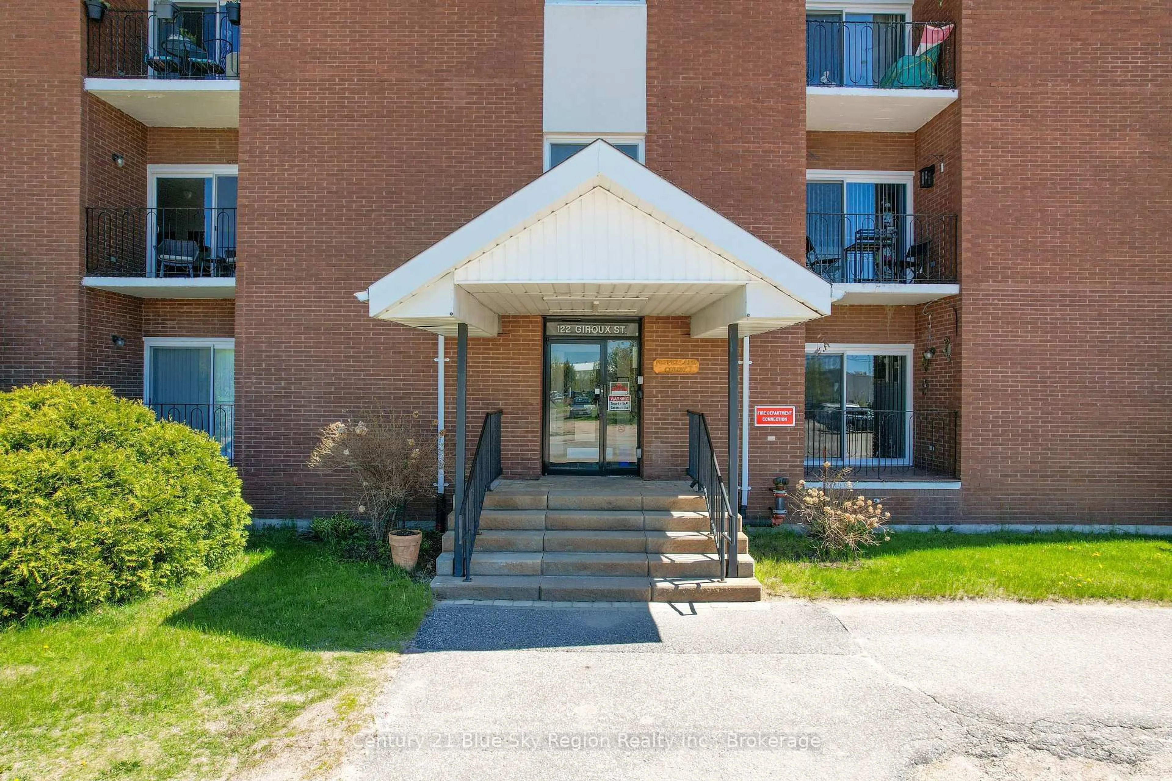 Indoor foyer for 122 Giroux St #305, North Bay Ontario P1B 7Y7