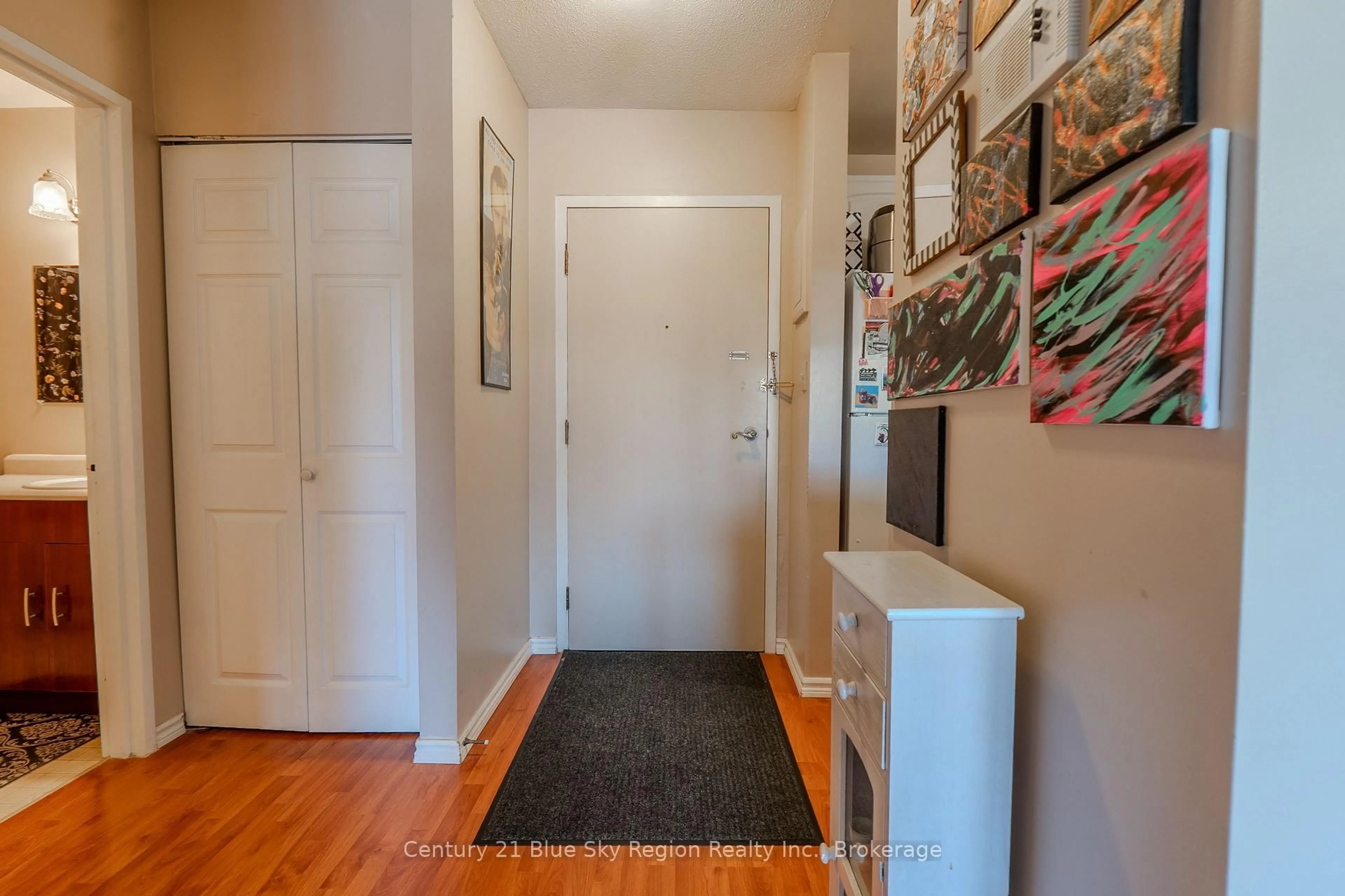 Indoor entryway for 122 Giroux St #305, North Bay Ontario P1B 7Y7