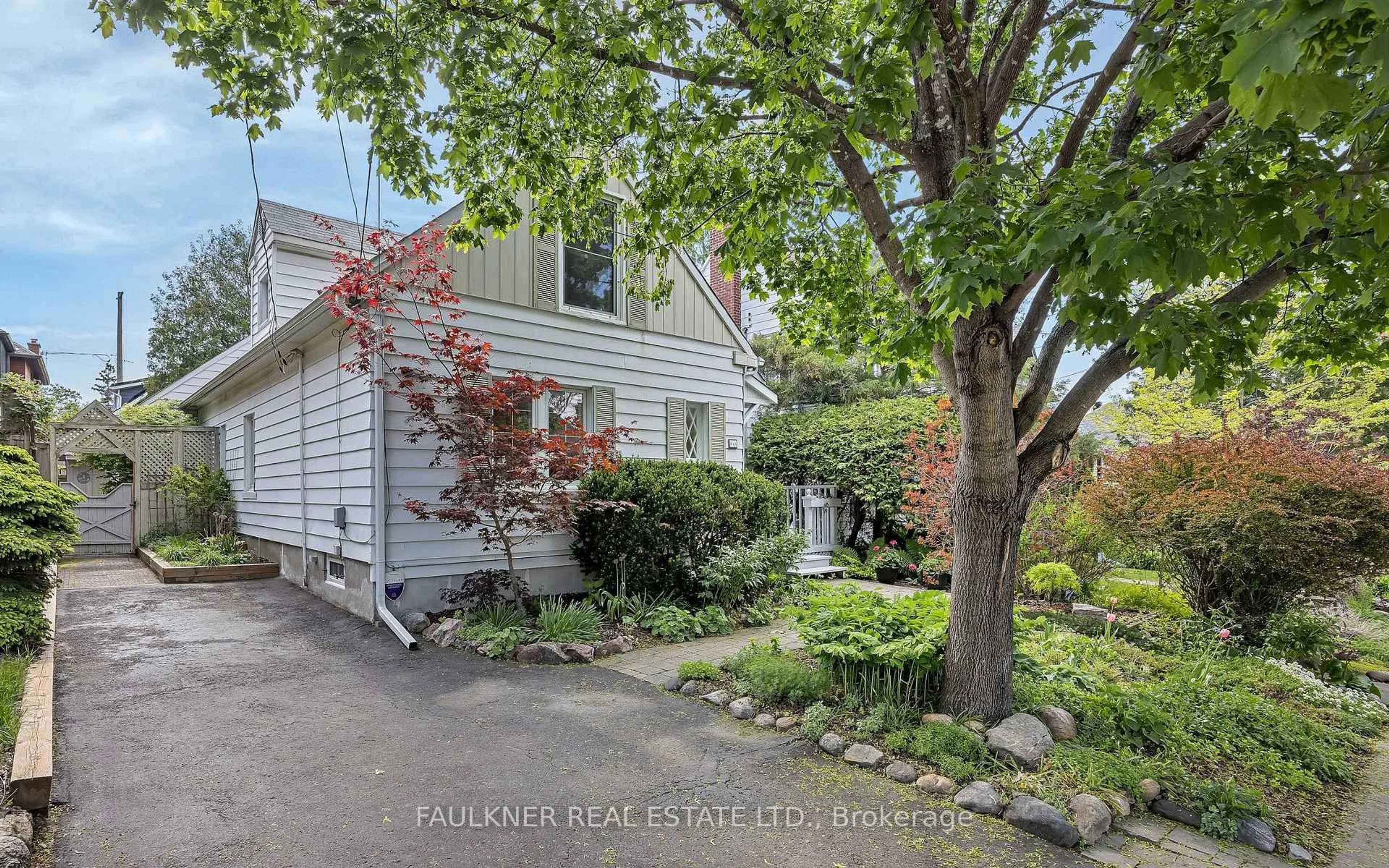 A pic from outside/outdoor area/front of a property/back of a property/a pic from drone, street for 314 Fairmont Ave, Ottawa Ontario K1Y 1Y8