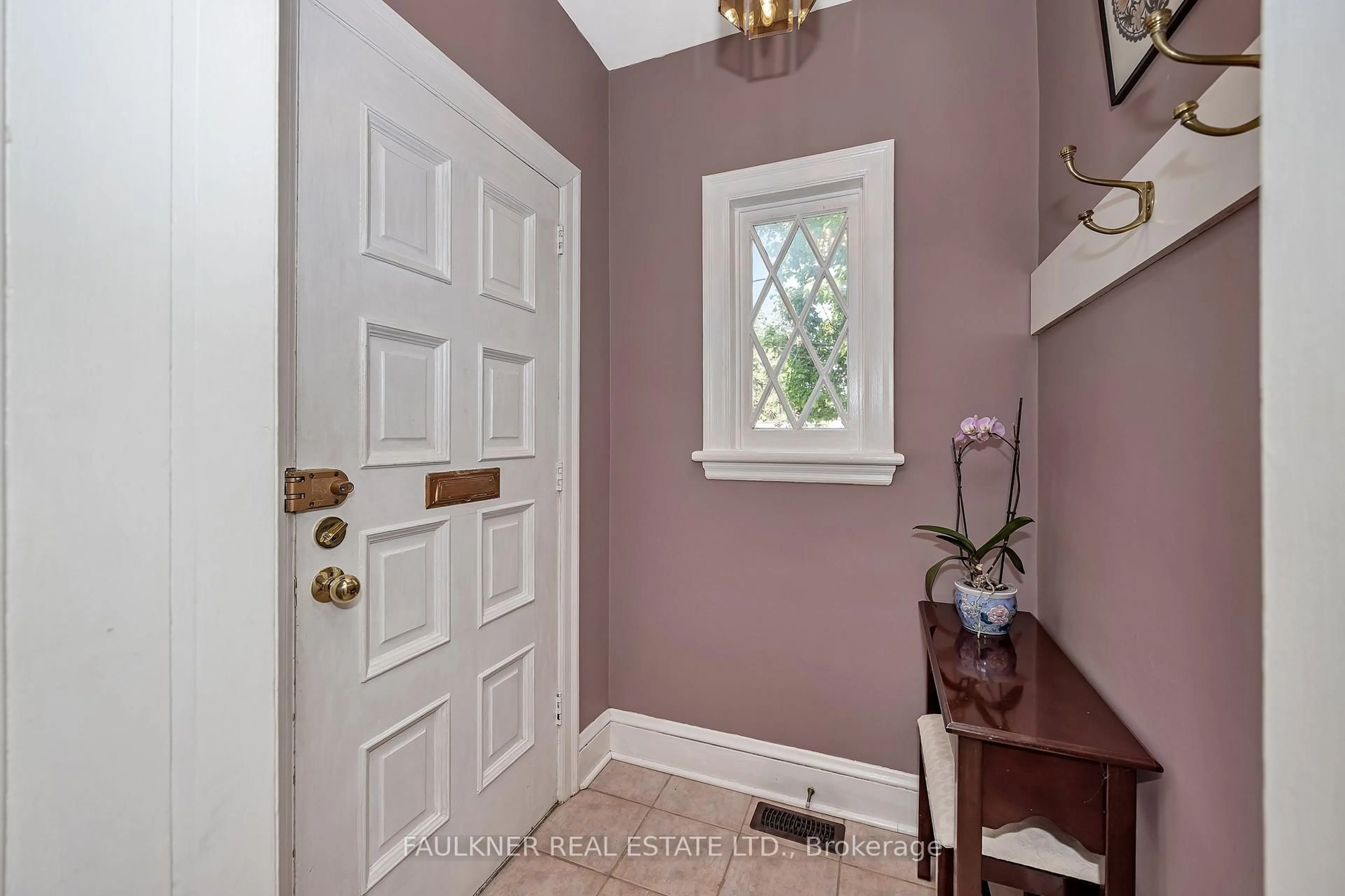 Indoor entryway for 314 Fairmont Ave, Ottawa Ontario K1Y 1Y8