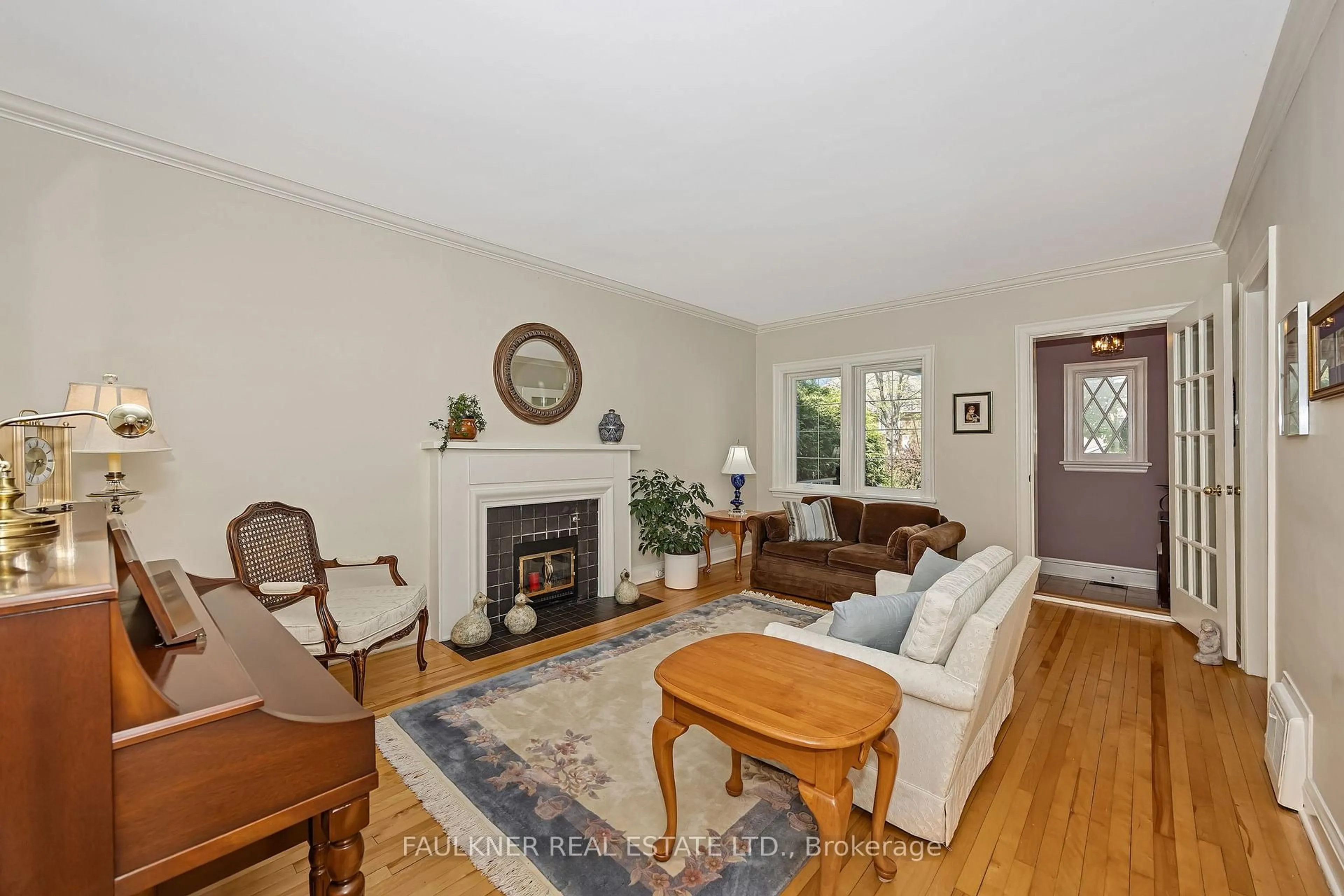 Living room with furniture, wood/laminate floor for 314 Fairmont Ave, Ottawa Ontario K1Y 1Y8