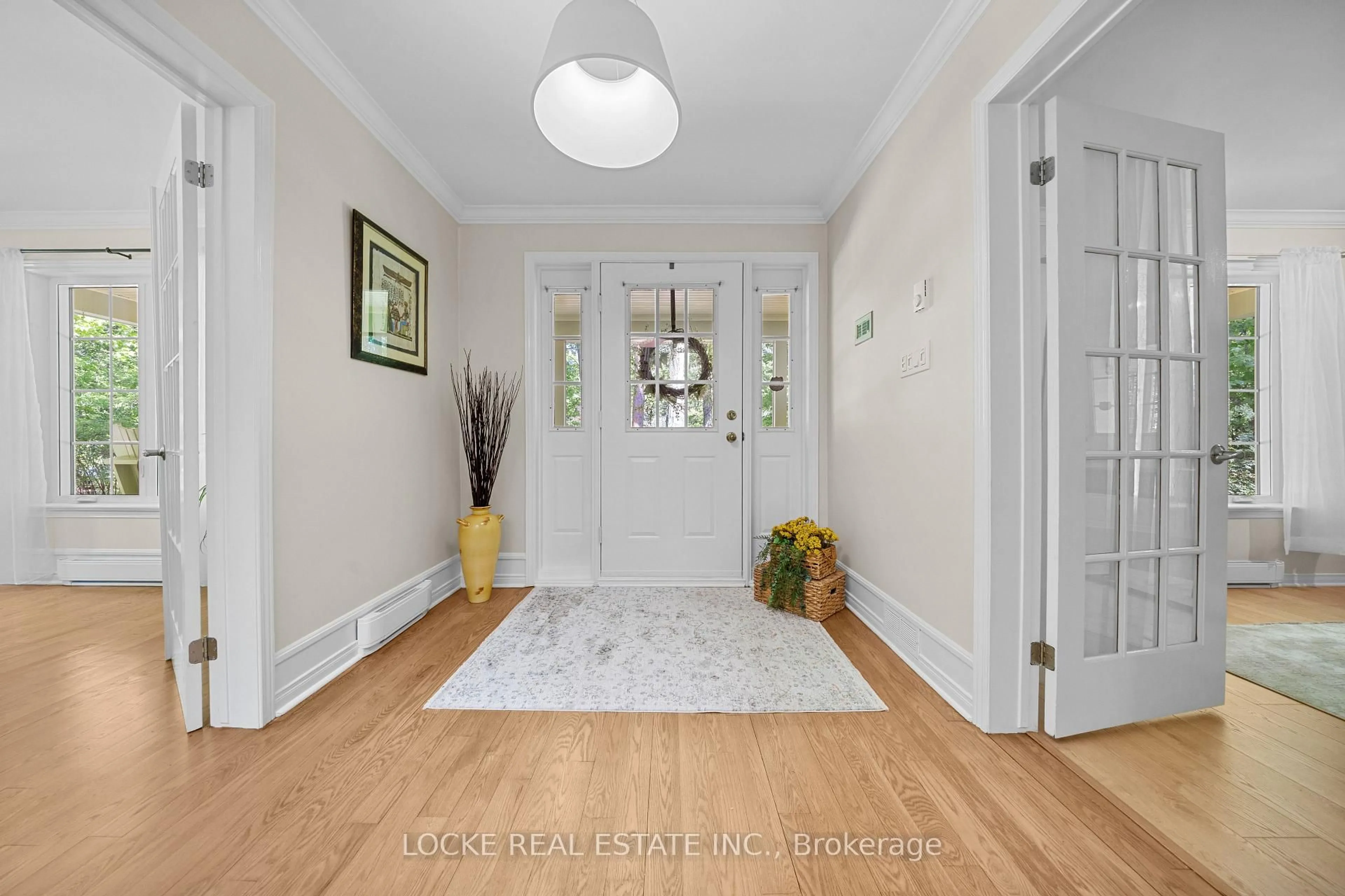 Indoor entryway for 2207 Pleasantview Crt, Orleans Ontario K4C 1H7