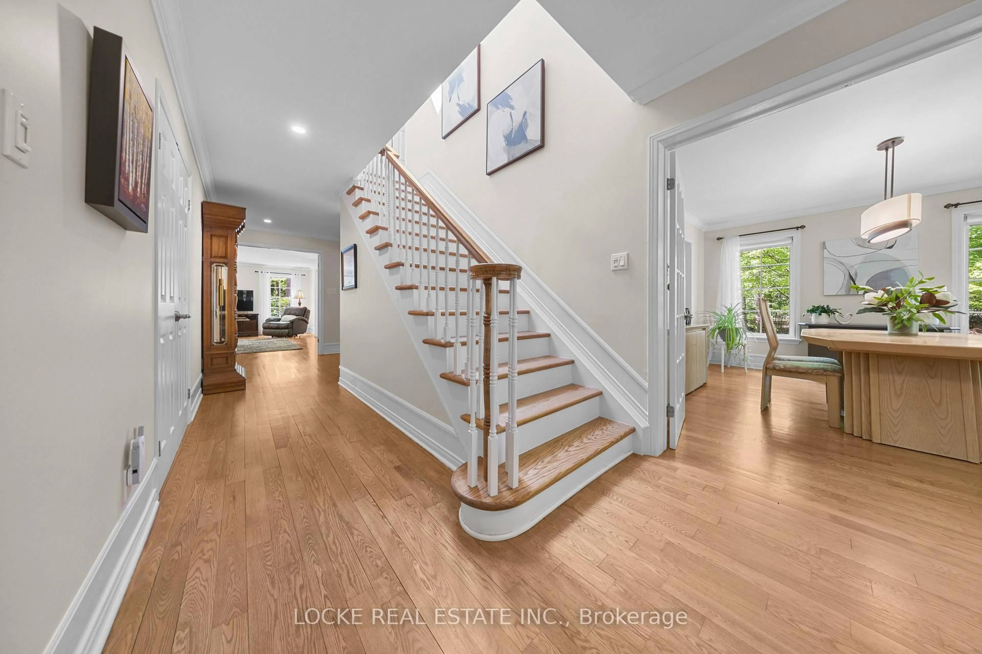 Indoor entryway for 2207 Pleasantview Crt, Orleans Ontario K4C 1H7