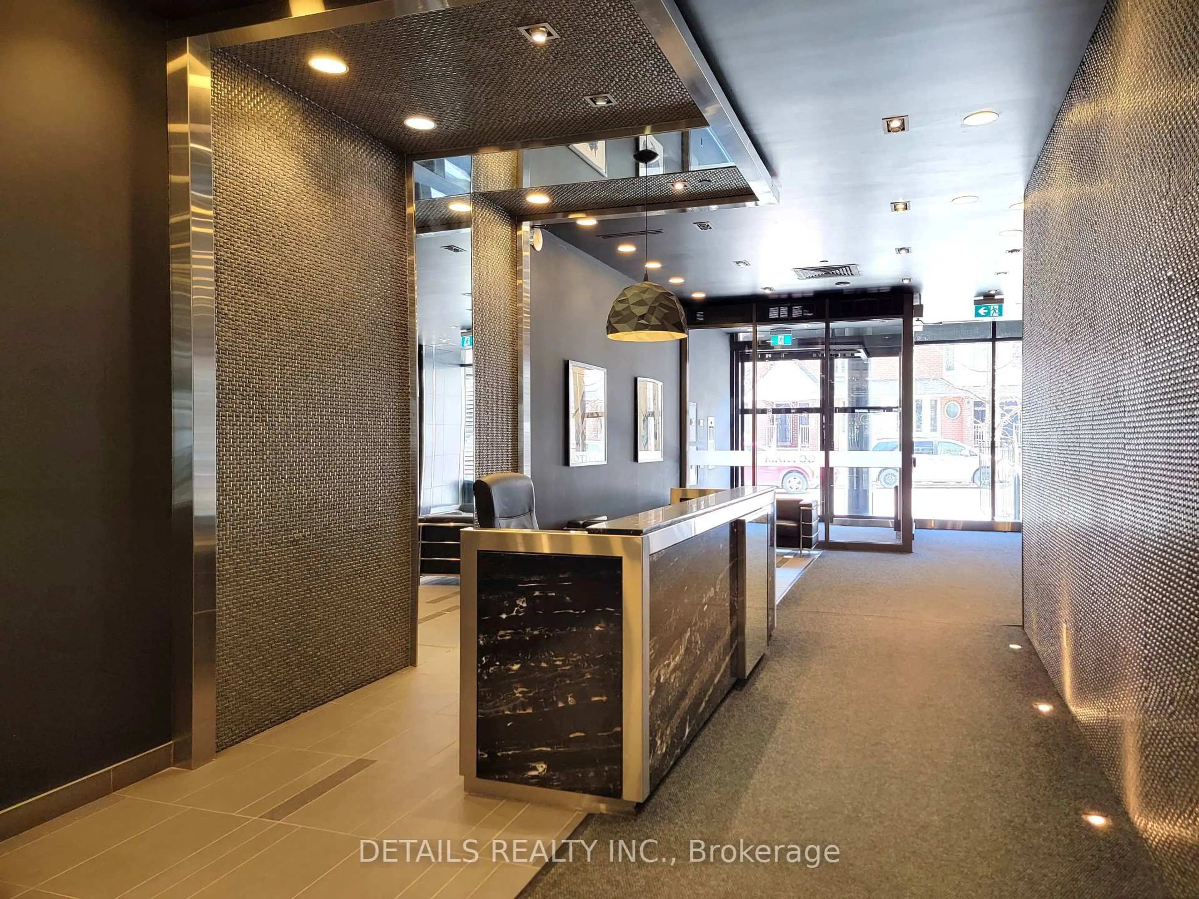 Indoor foyer for 224 Lyon St #812, Ottawa Ontario K1R 5V9