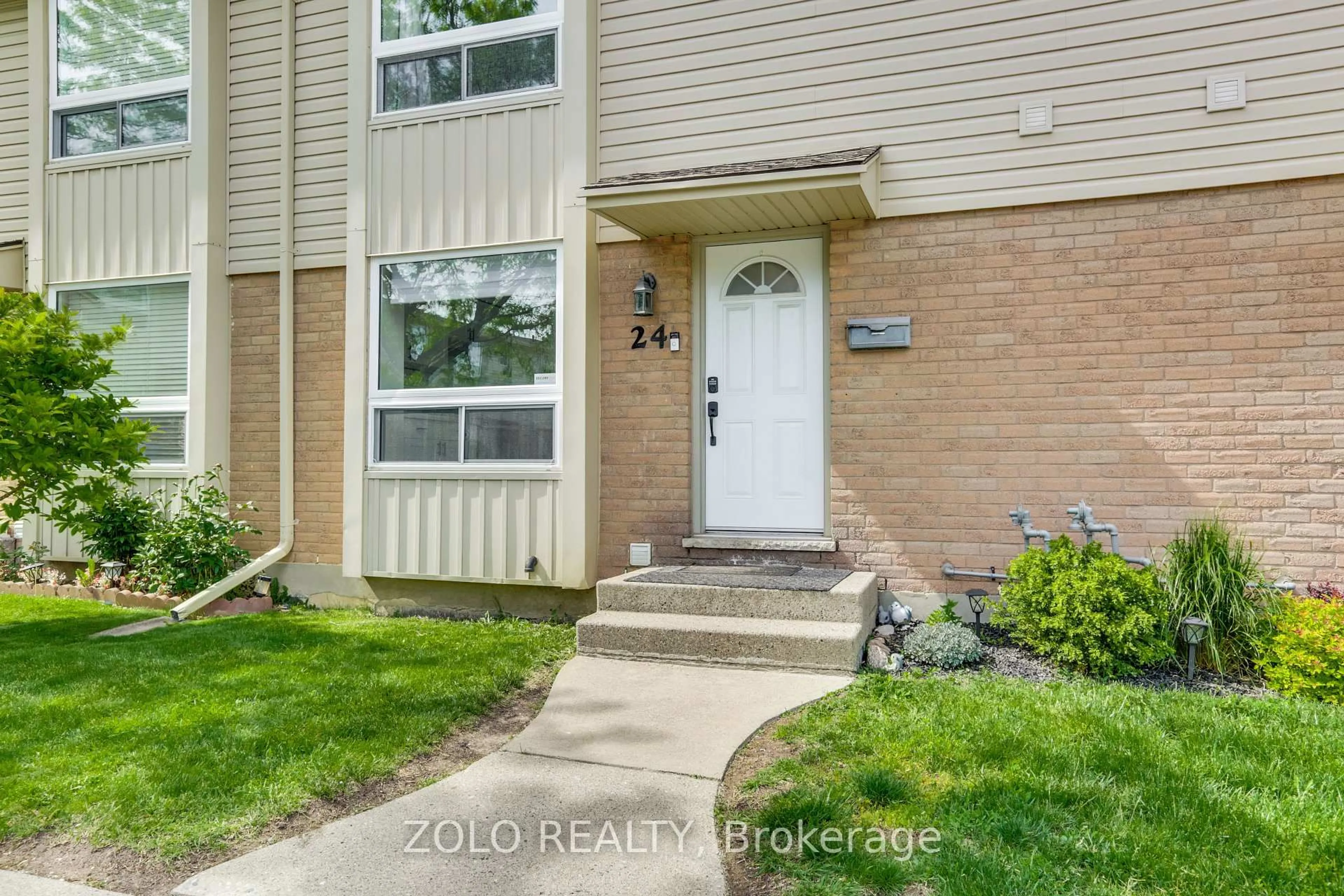 Indoor entryway for 626 Wharncliffe Rd #24, London South Ontario N6J 2N4