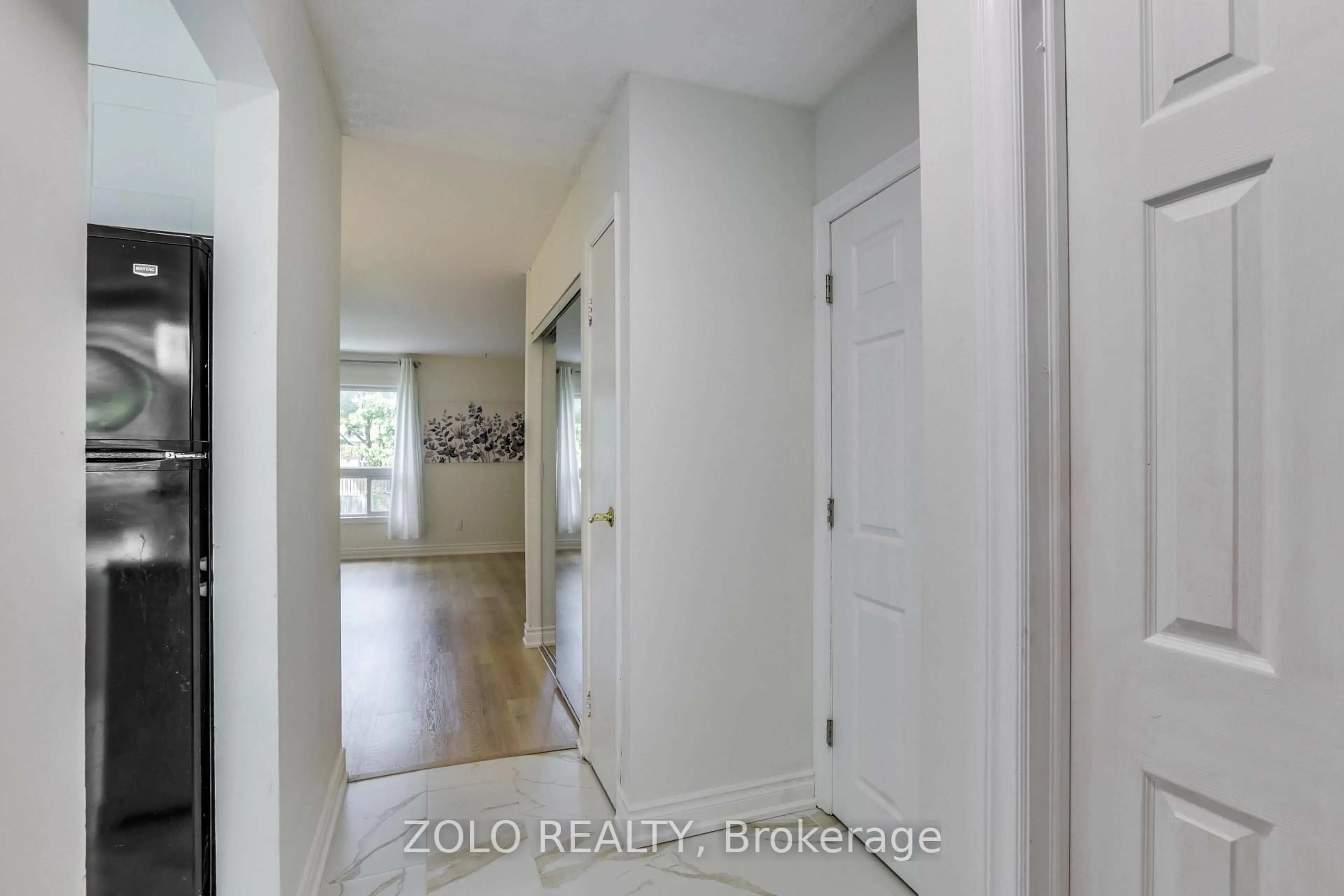 Indoor entryway for 626 Wharncliffe Rd #24, London South Ontario N6J 2N4