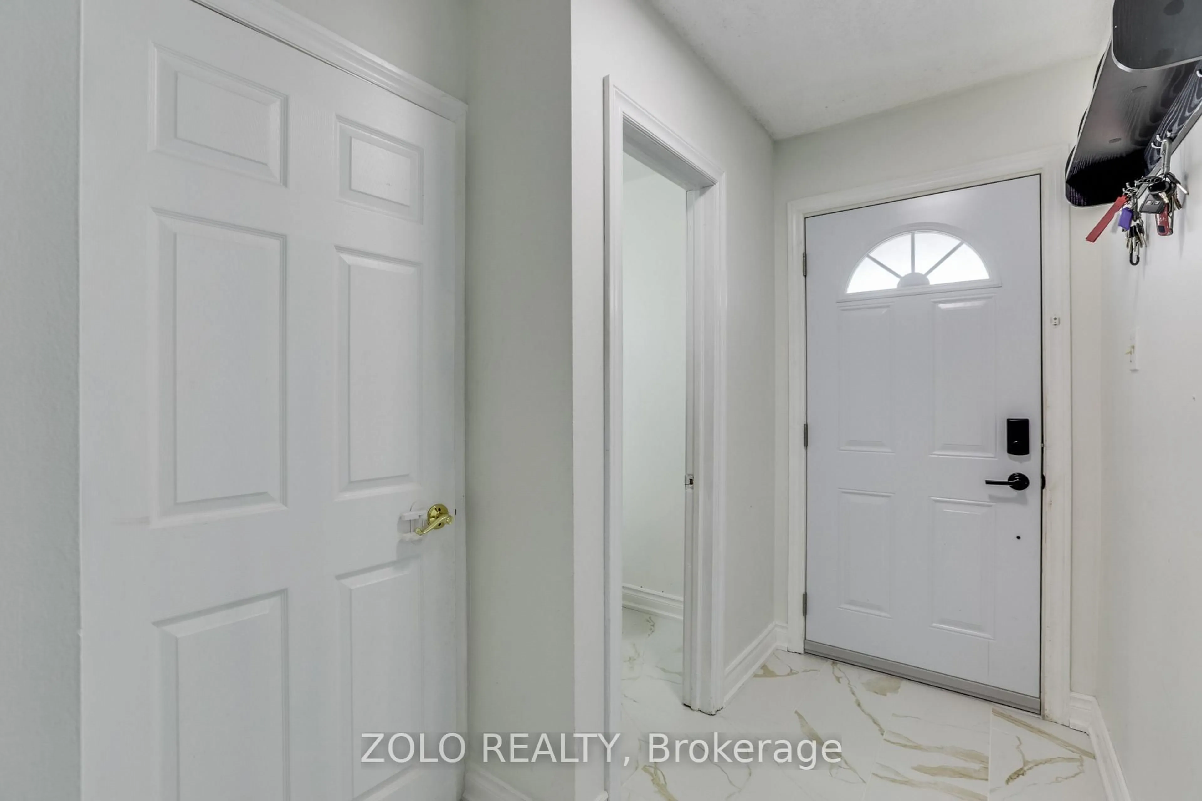 Indoor entryway for 626 Wharncliffe Rd #24, London South Ontario N6J 2N4