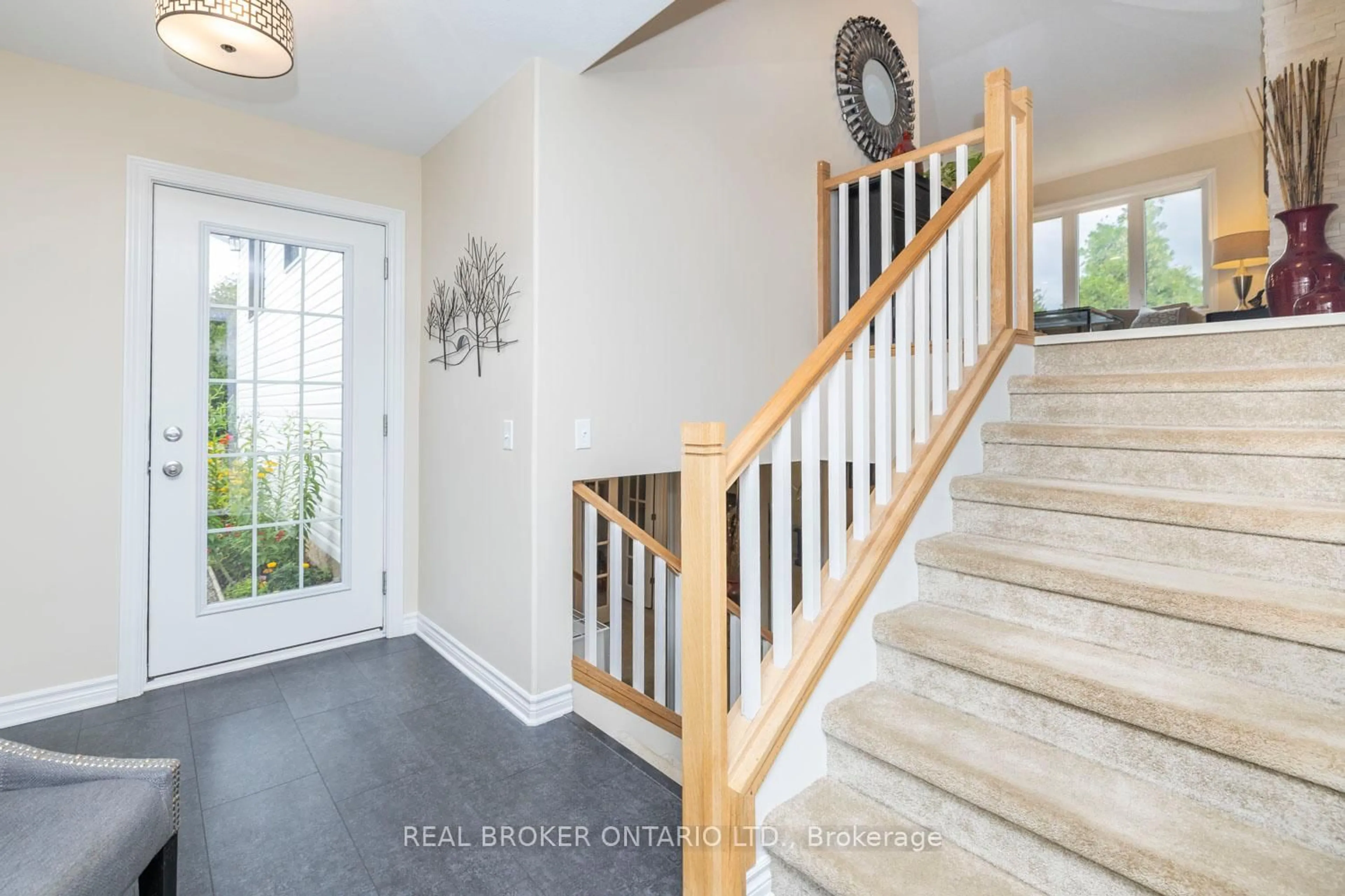 Indoor entryway for 486 CODE Dr, Smiths Falls Ontario K7A 4S6