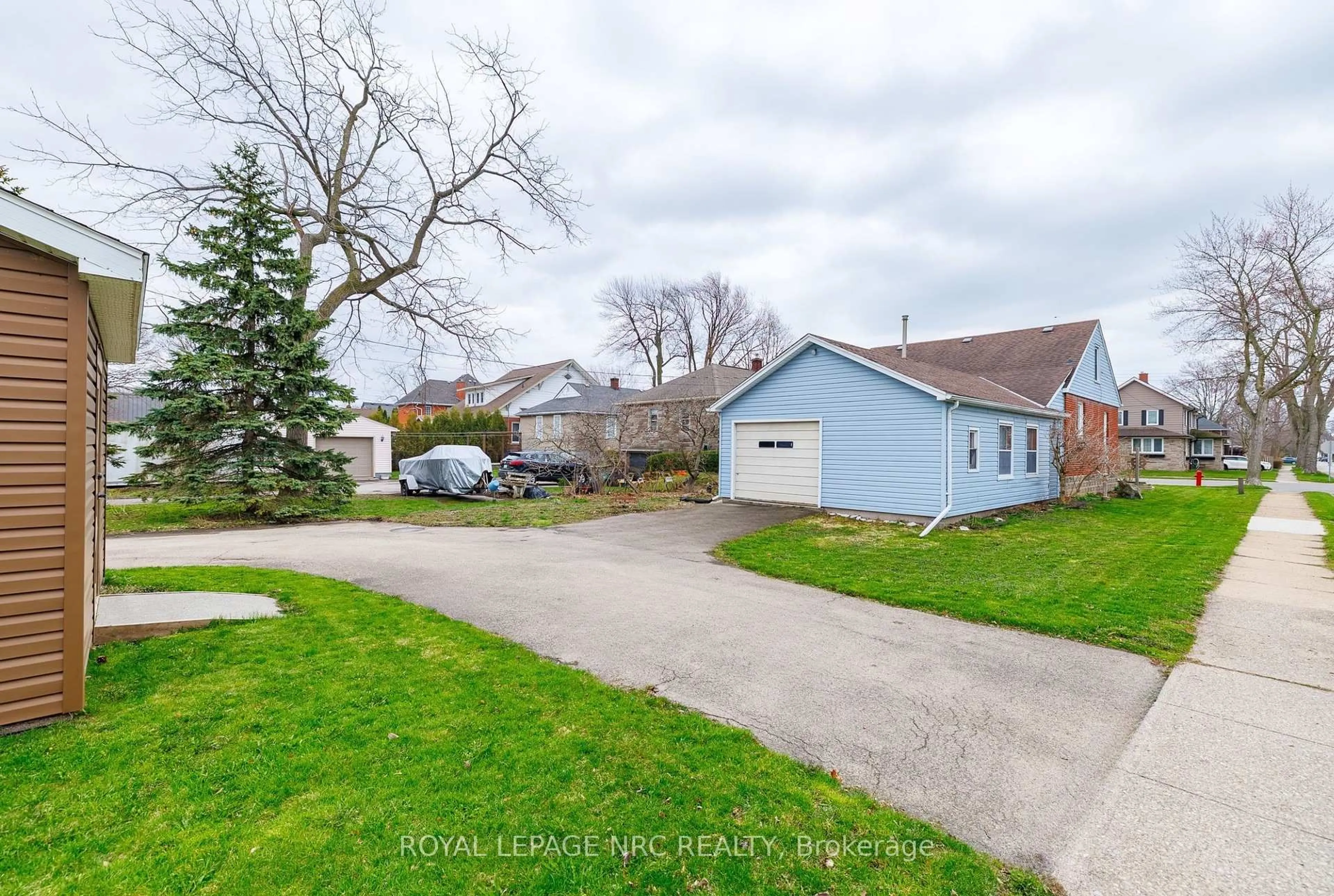 A pic from outside/outdoor area/front of a property/back of a property/a pic from drone, street for 197 CHARLOTTE St, Port Colborne Ontario L3K 3E3