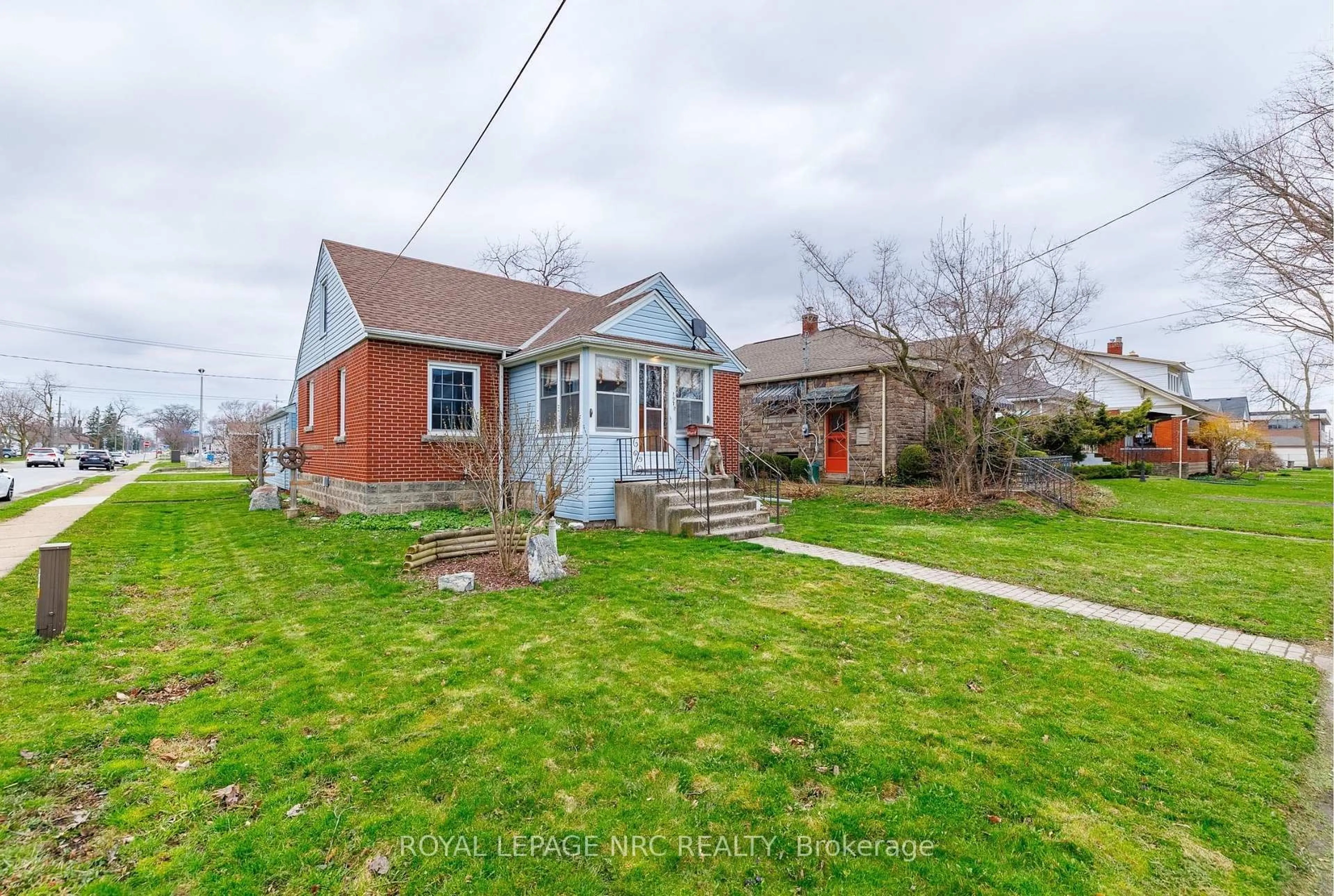 A pic from outside/outdoor area/front of a property/back of a property/a pic from drone, street for 197 CHARLOTTE St, Port Colborne Ontario L3K 3E3