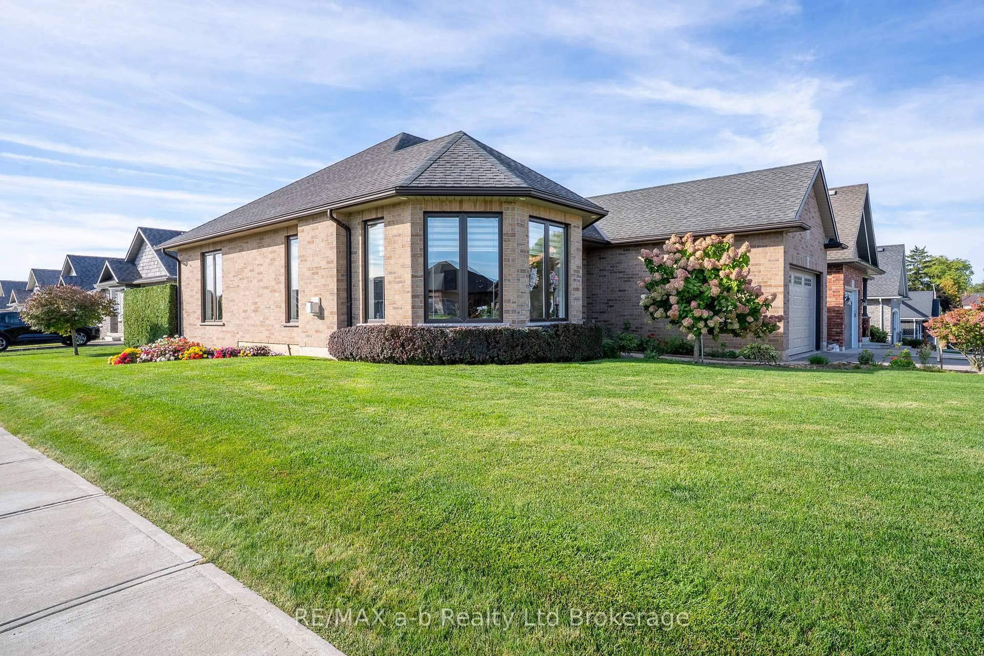 Home with brick exterior material, unknown for 220 Poldon Dr, Norwich Ontario N0J 1P0