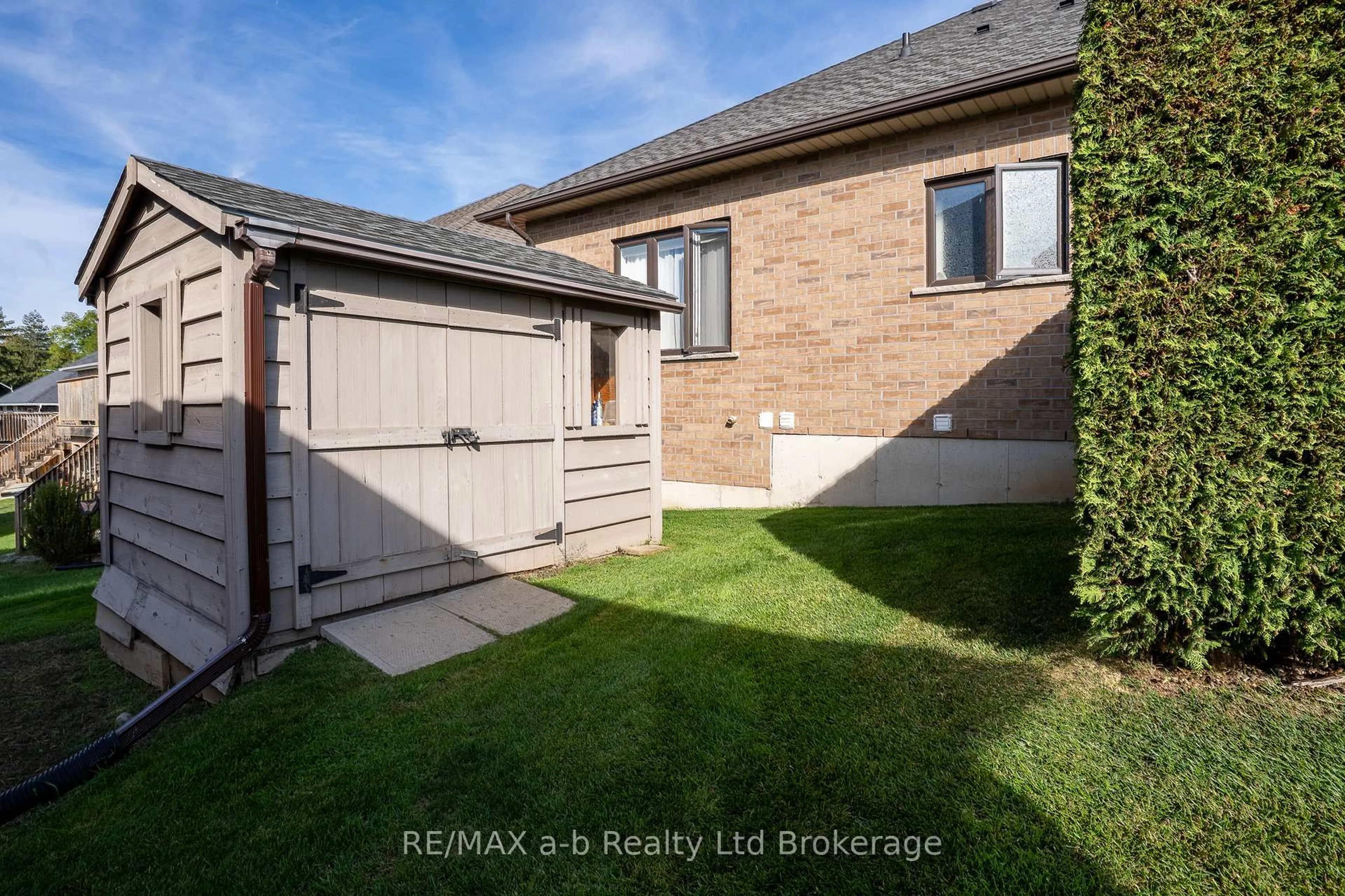 A pic from outside/outdoor area/front of a property/back of a property/a pic from drone, street for 220 Poldon Dr, Norwich Ontario N0J 1P0
