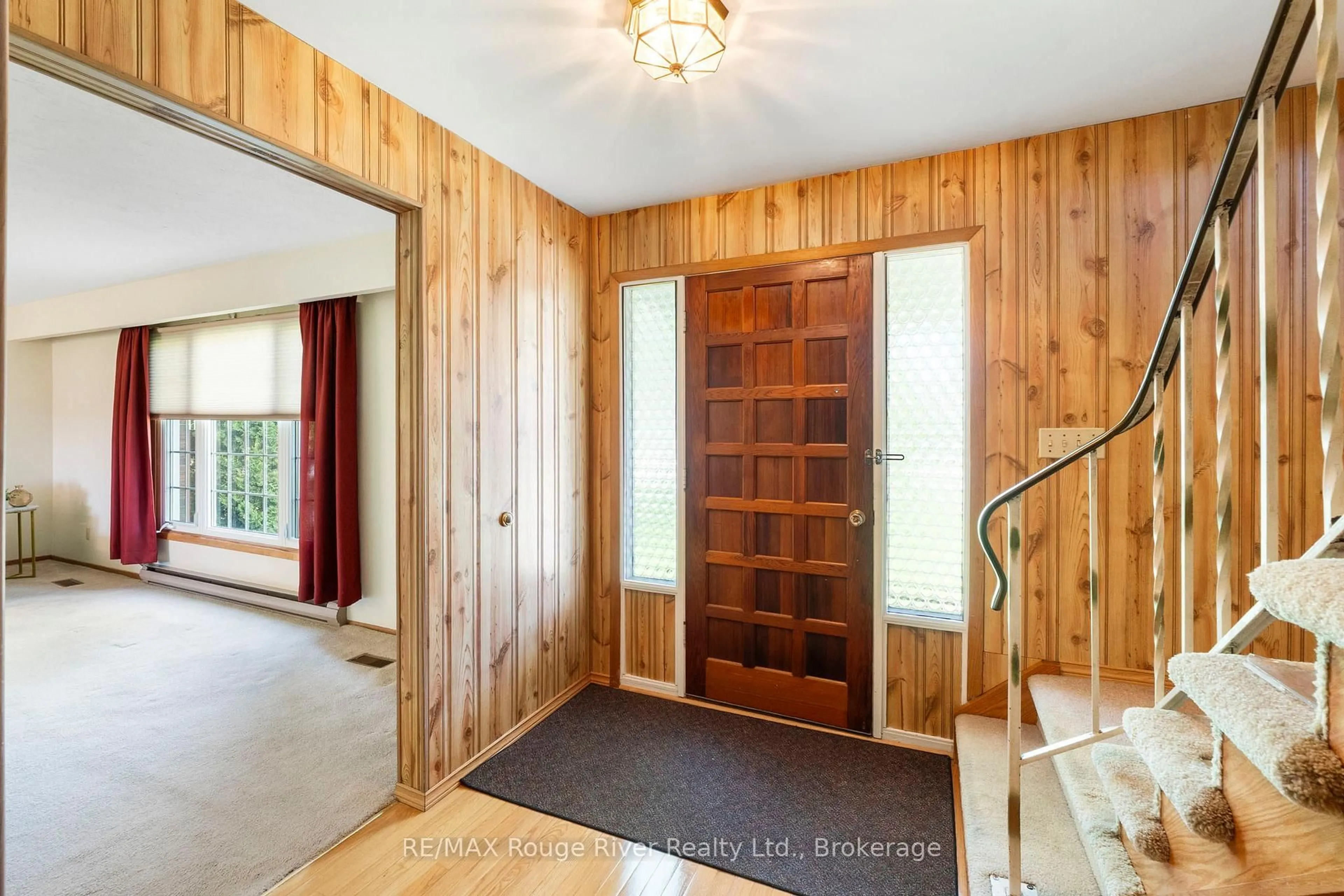Indoor foyer for 1271 Ontario St, Cobourg Ontario K9A 3E1