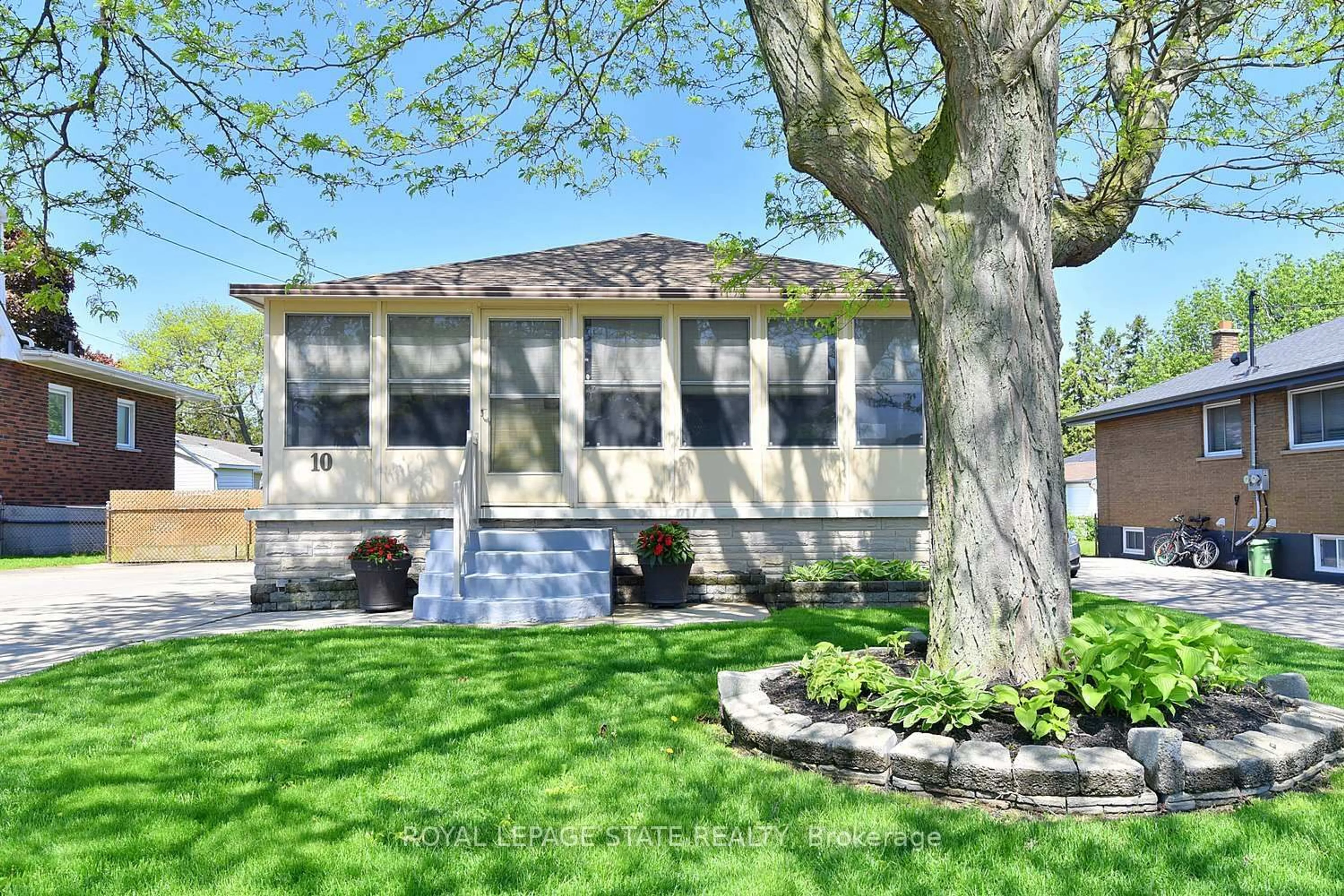 Unknown for 10 Alderney Ave, Hamilton Ontario L9A 2A5