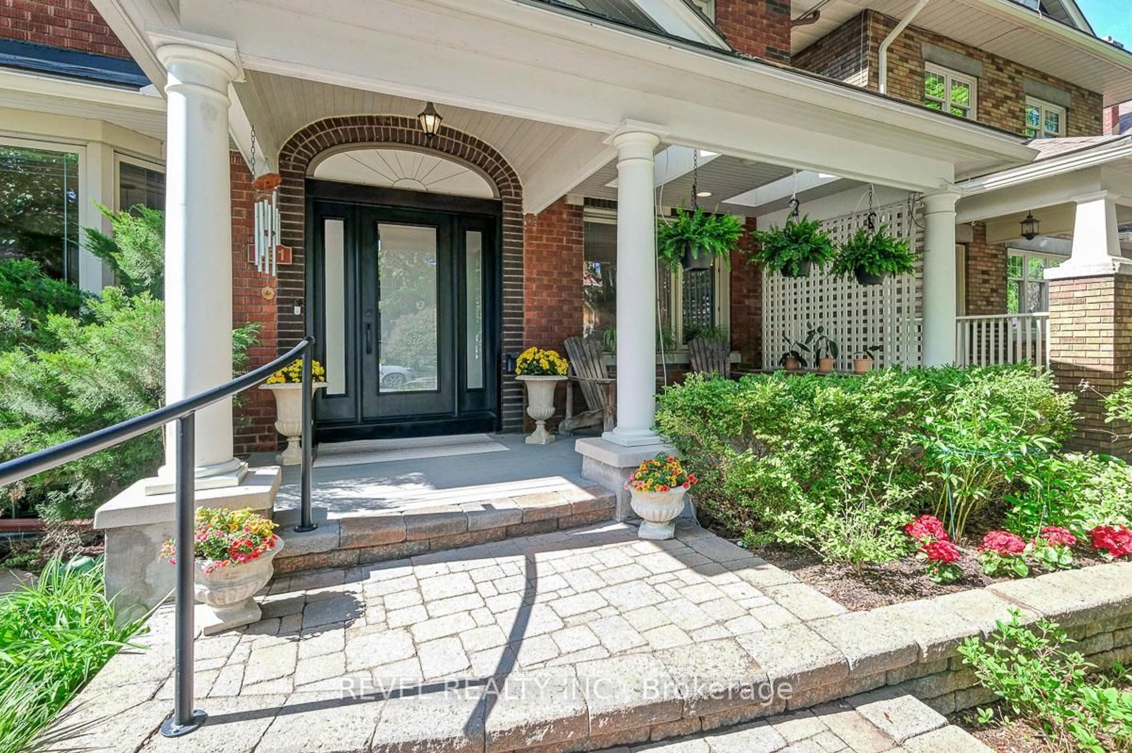 Indoor entryway for 381 Third Ave, Ottawa Ontario K1S 2K4