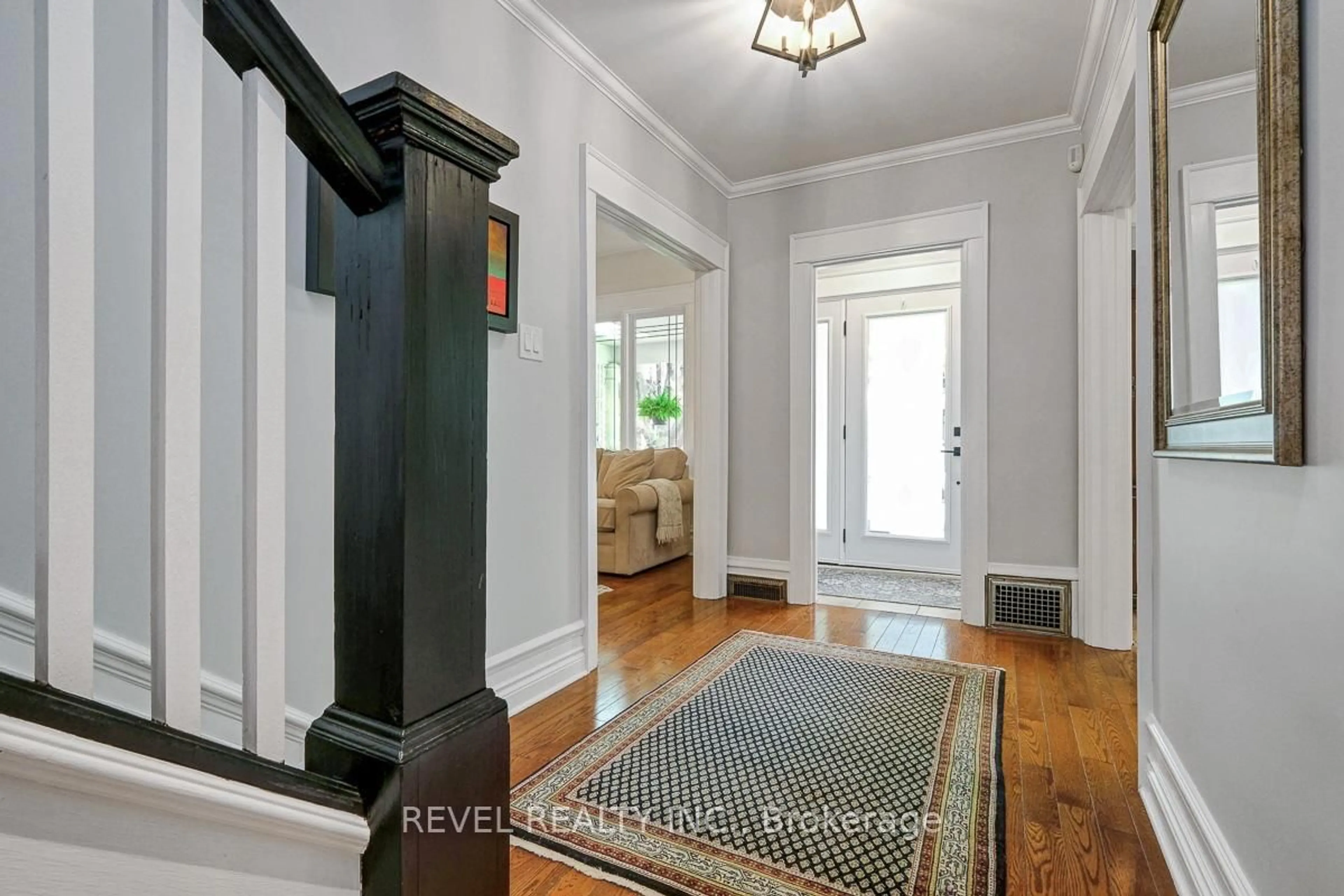 Indoor entryway for 381 Third Ave, Ottawa Ontario K1S 2K4