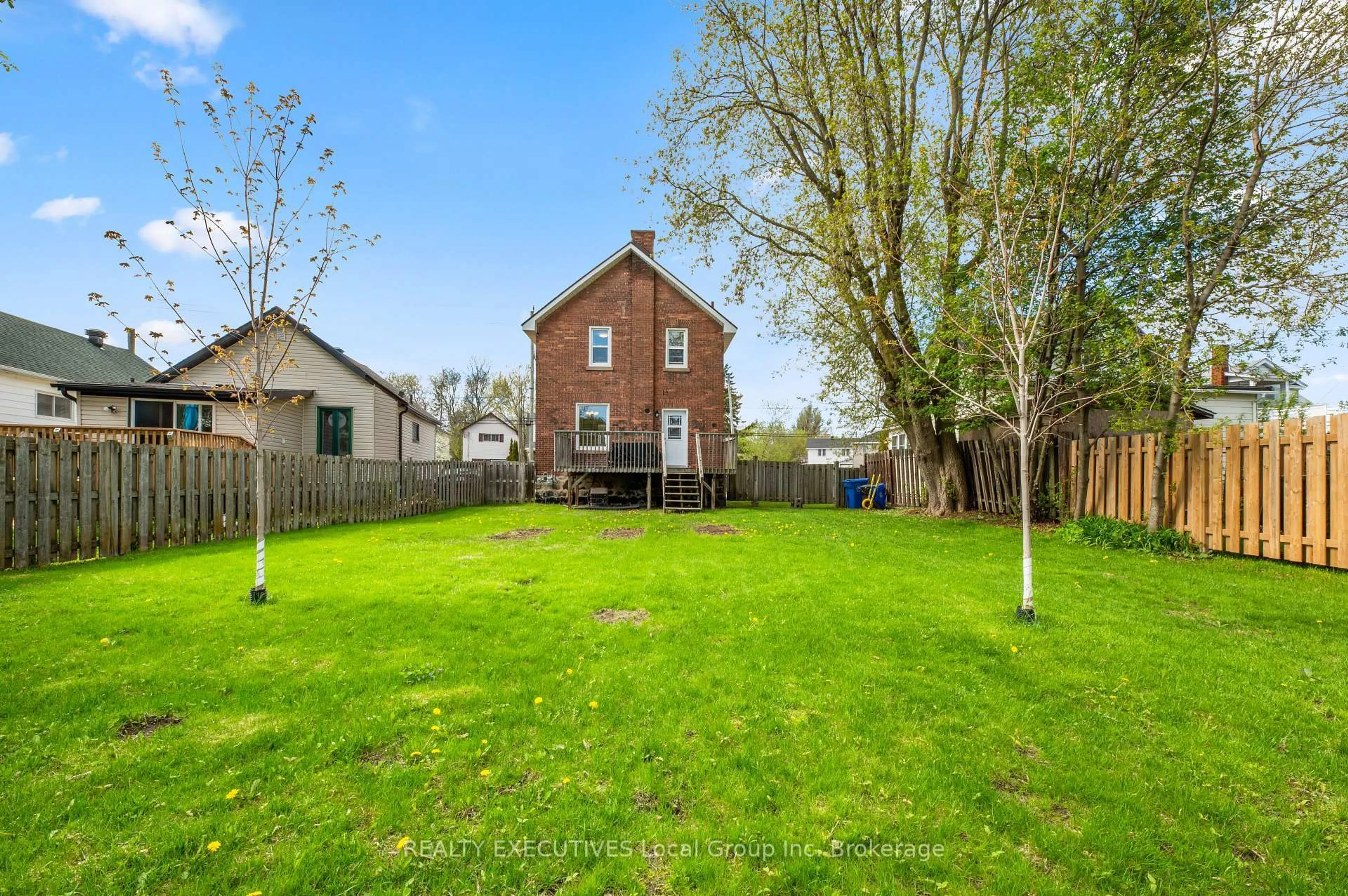 A pic from outside/outdoor area/front of a property/back of a property/a pic from drone, street for 1069 Ferguson St, North Bay Ontario P1B 1Y4