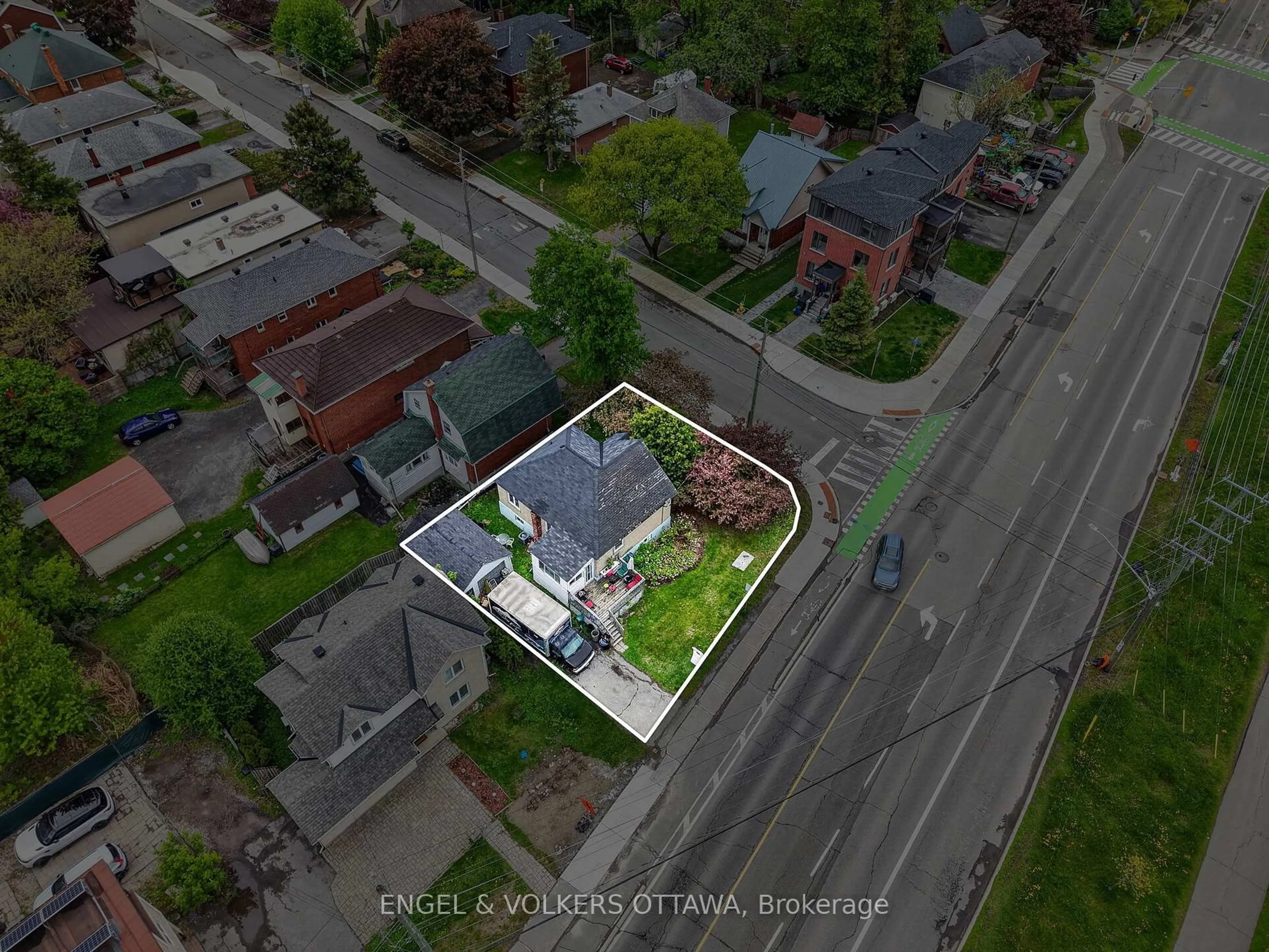 A pic from outside/outdoor area/front of a property/back of a property/a pic from drone, street for 1 Caroline Ave, Ottawa Ontario K1Y 0S8