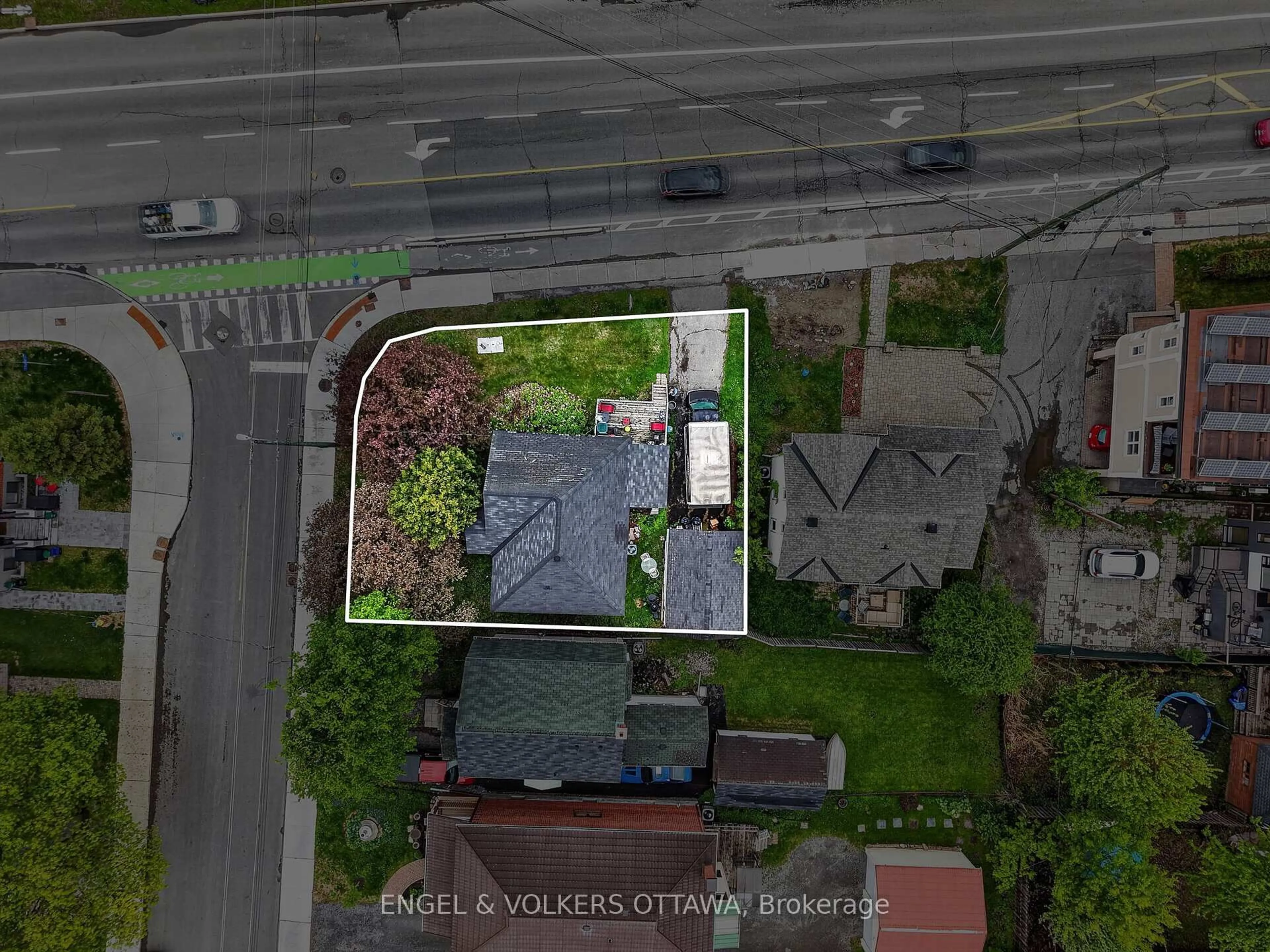 A pic from outside/outdoor area/front of a property/back of a property/a pic from drone, street for 1 Caroline Ave, Ottawa Ontario K1Y 0S8