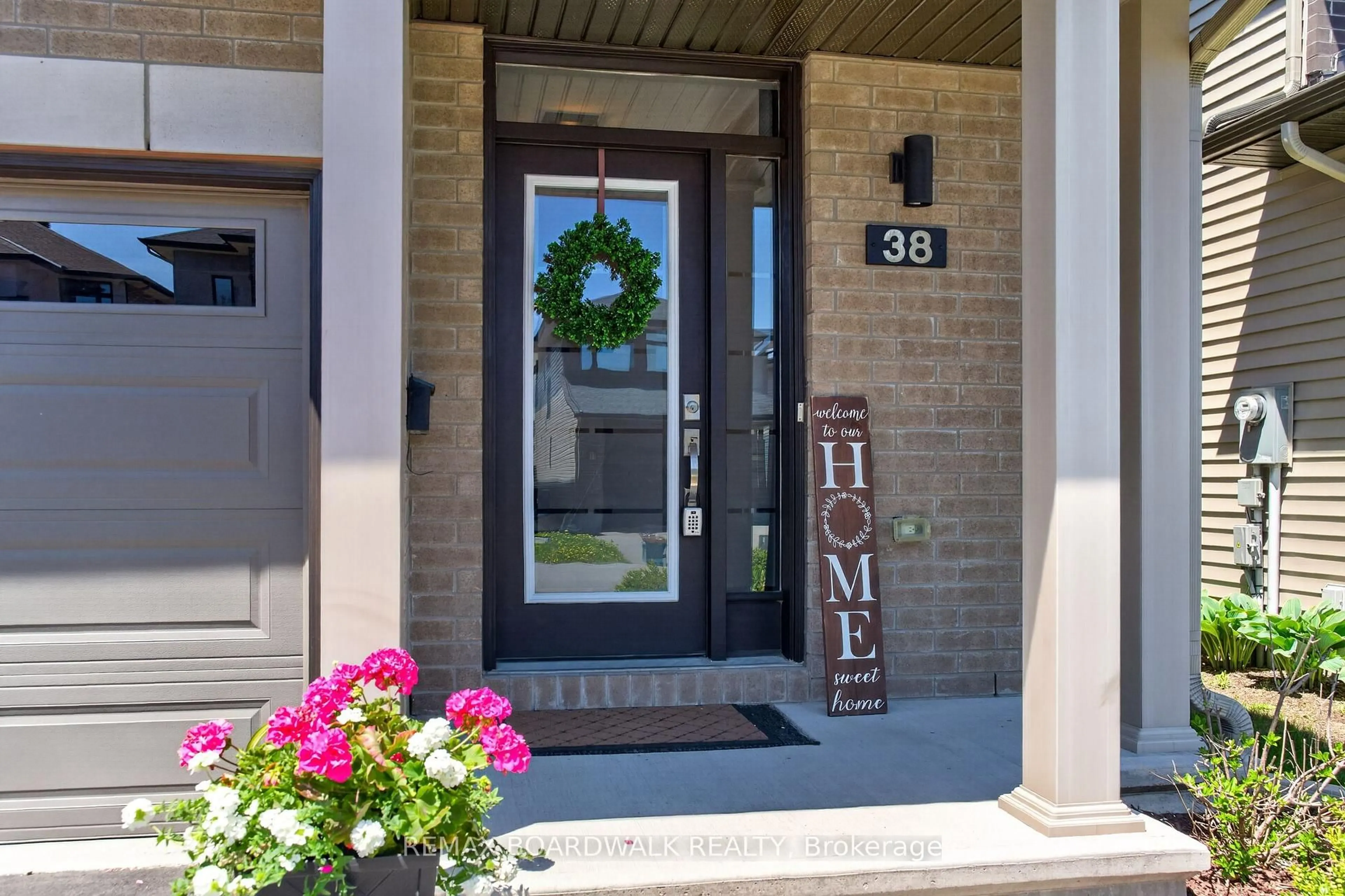 Indoor entryway for 38 Thunderbolt St, Ottawa Ontario K2V 0L9