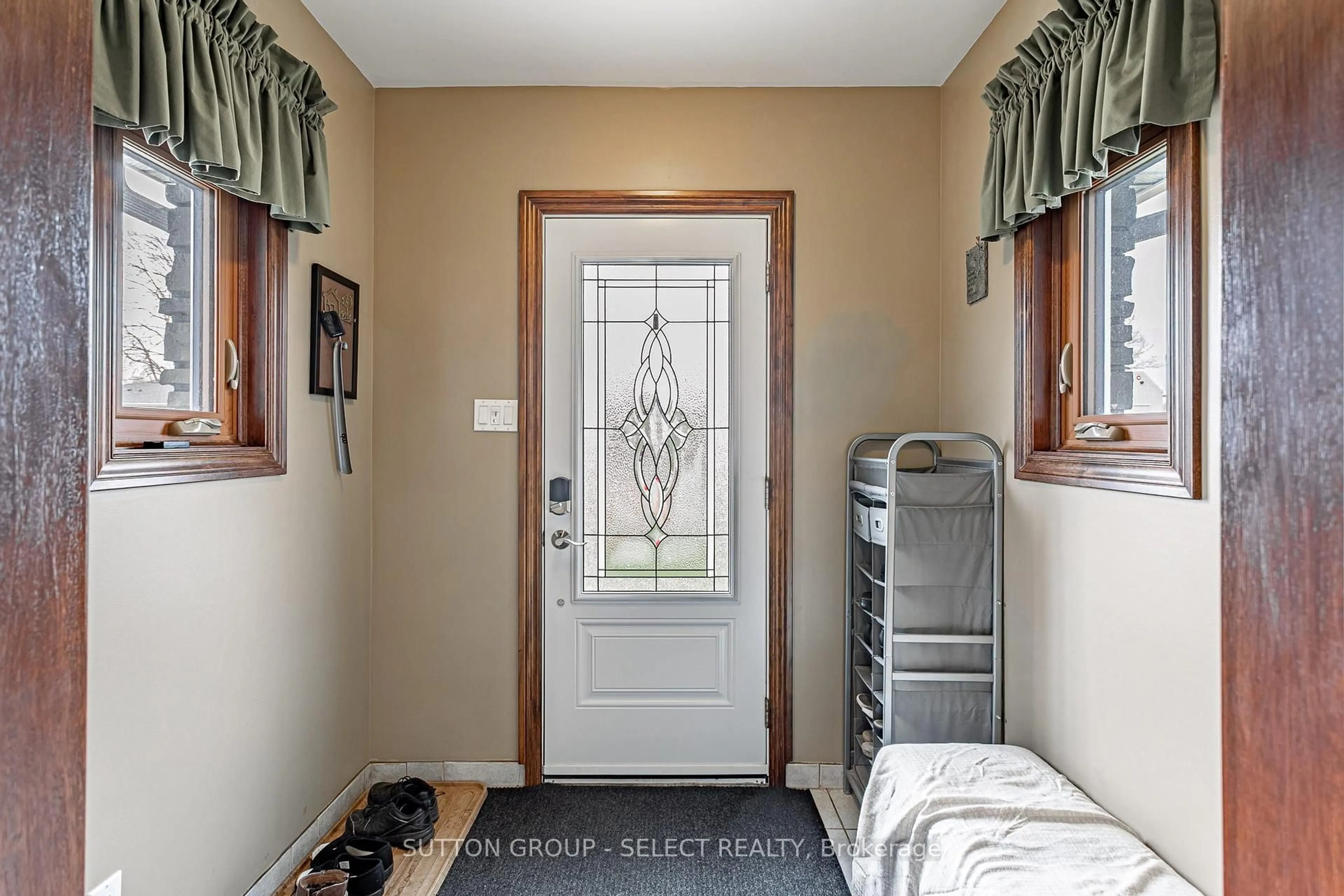 Indoor entryway for 1054 Chippewa Dr, London East Ontario N5V 2T7