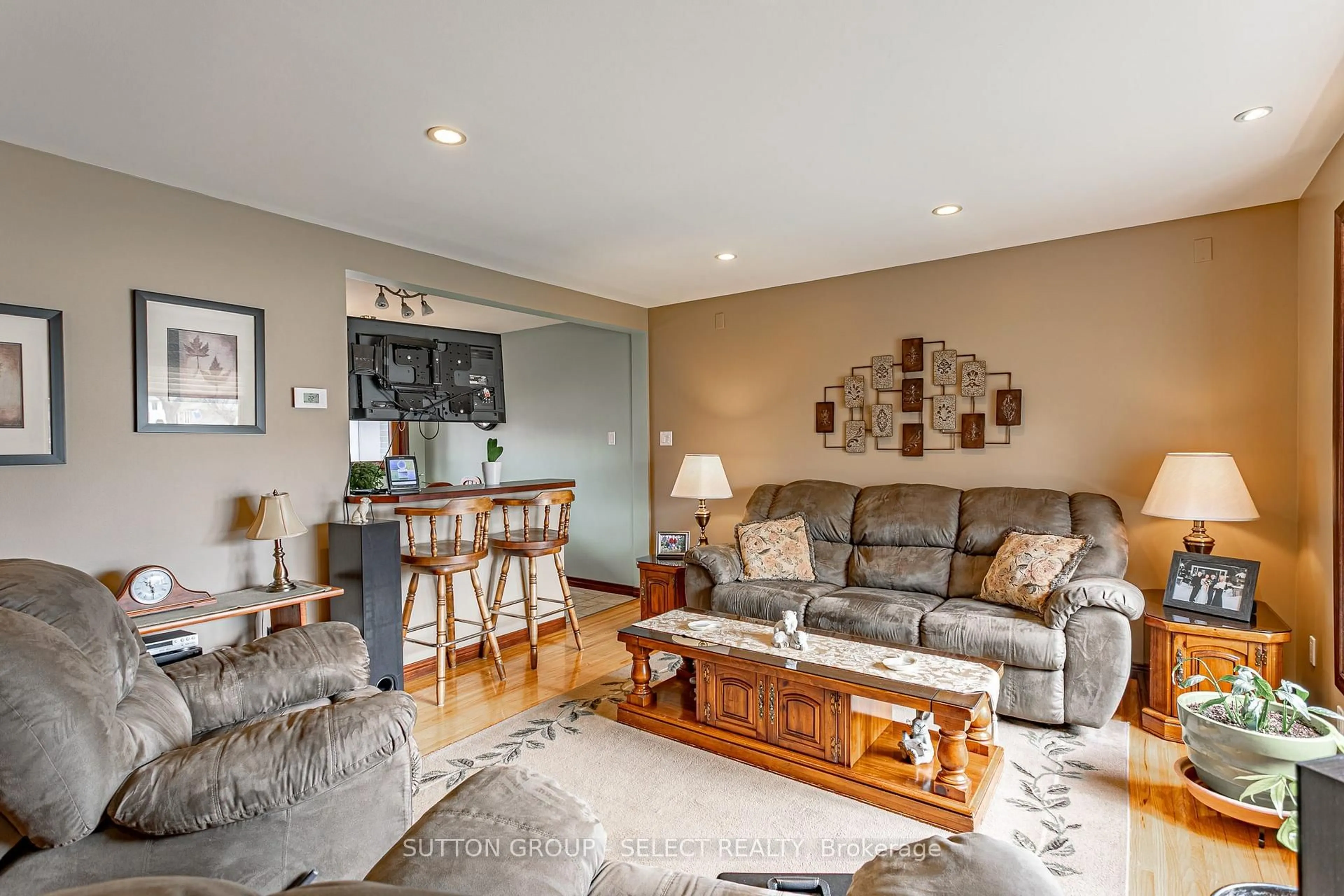 Living room with furniture, unknown for 1054 Chippewa Dr, London East Ontario N5V 2T7