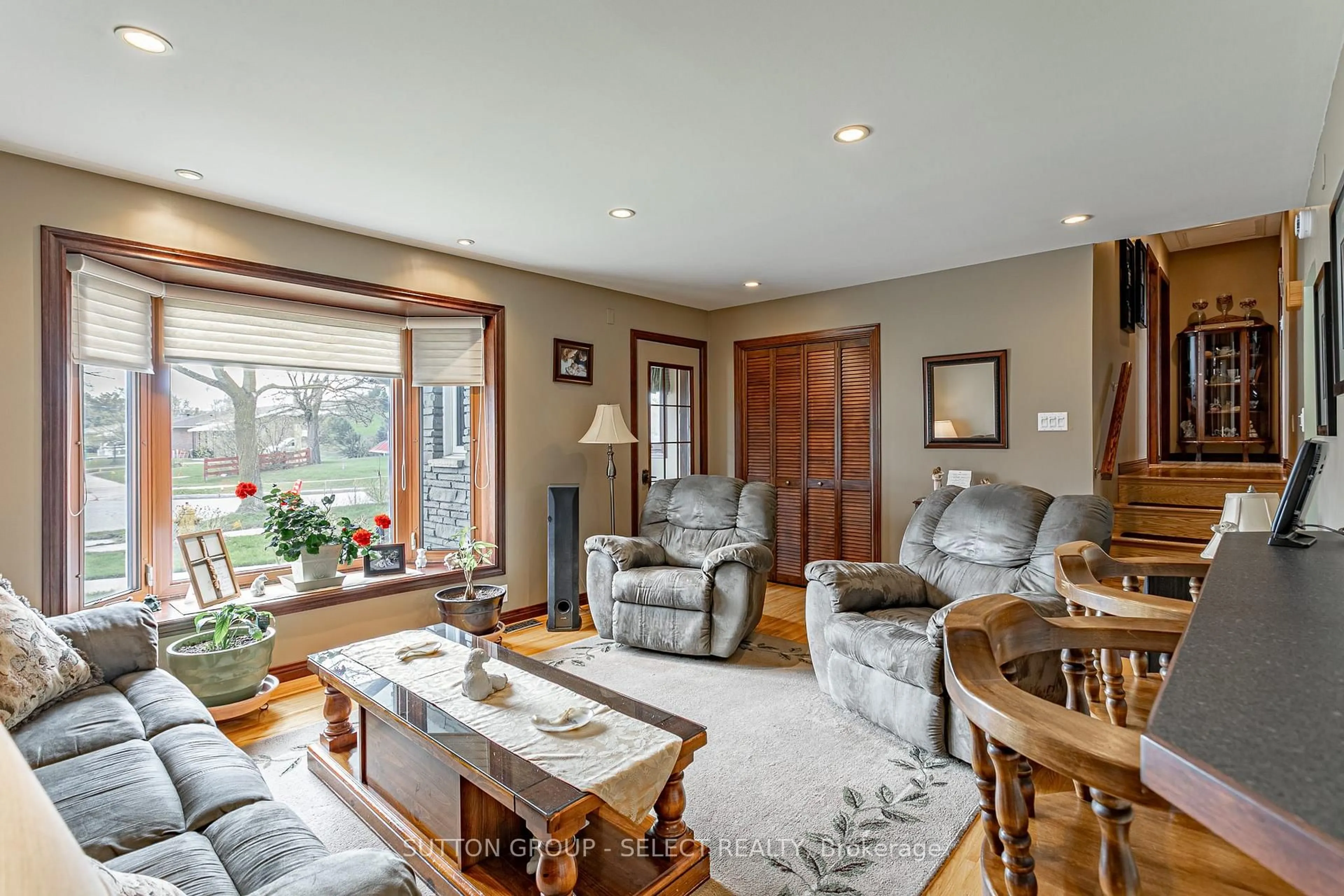 Living room with furniture, unknown for 1054 Chippewa Dr, London East Ontario N5V 2T7
