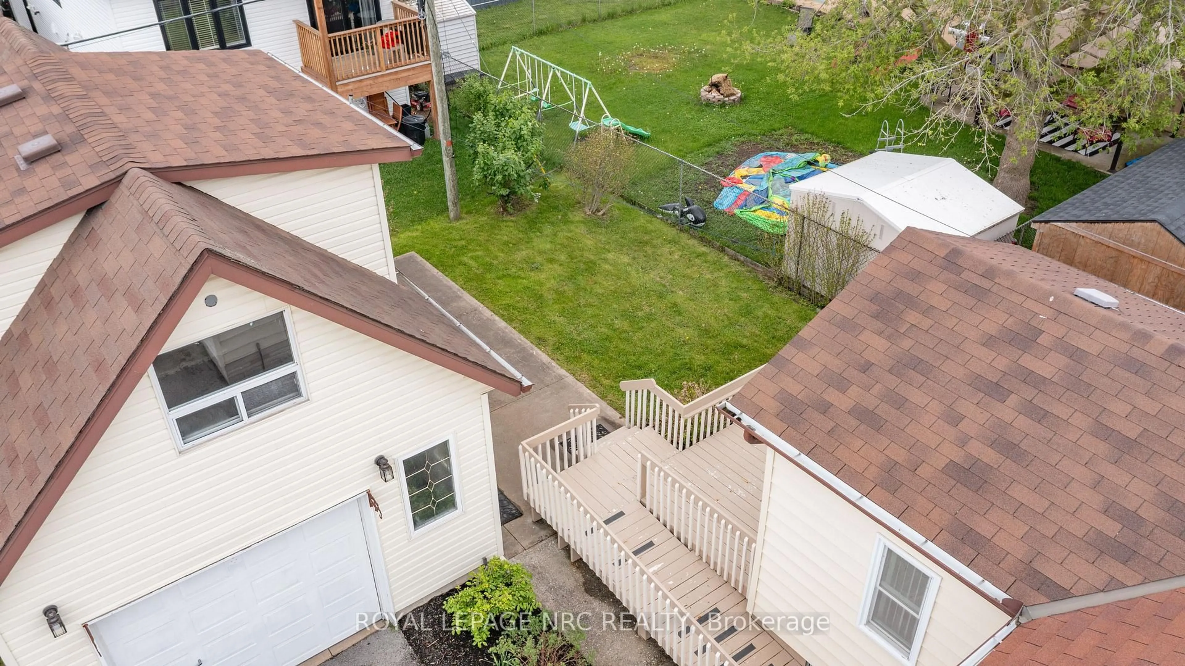 A pic from outside/outdoor area/front of a property/back of a property/a pic from drone, unknown for 155 Knoll St, Port Colborne Ontario L3K 5B2