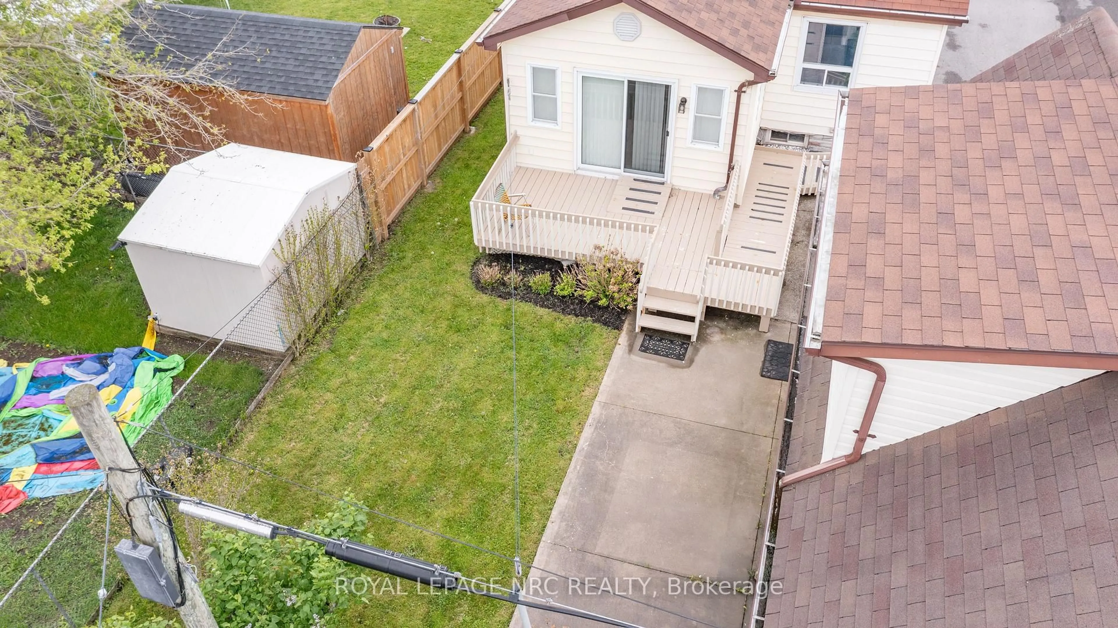 A pic from outside/outdoor area/front of a property/back of a property/a pic from drone, street for 155 Knoll St, Port Colborne Ontario L3K 5B2