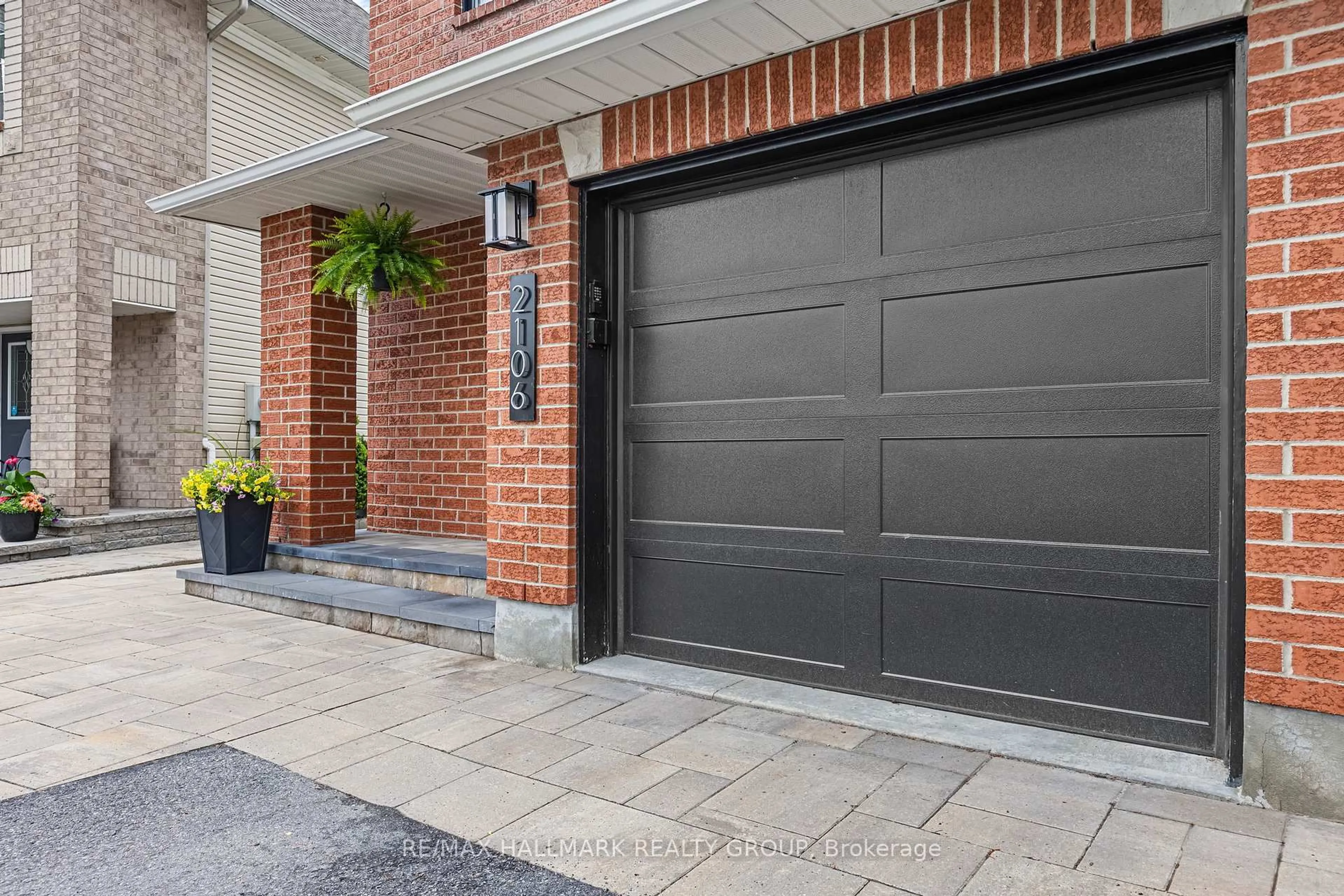 Indoor garage for 2106 Liska St, Ottawa Ontario K4A 4J6