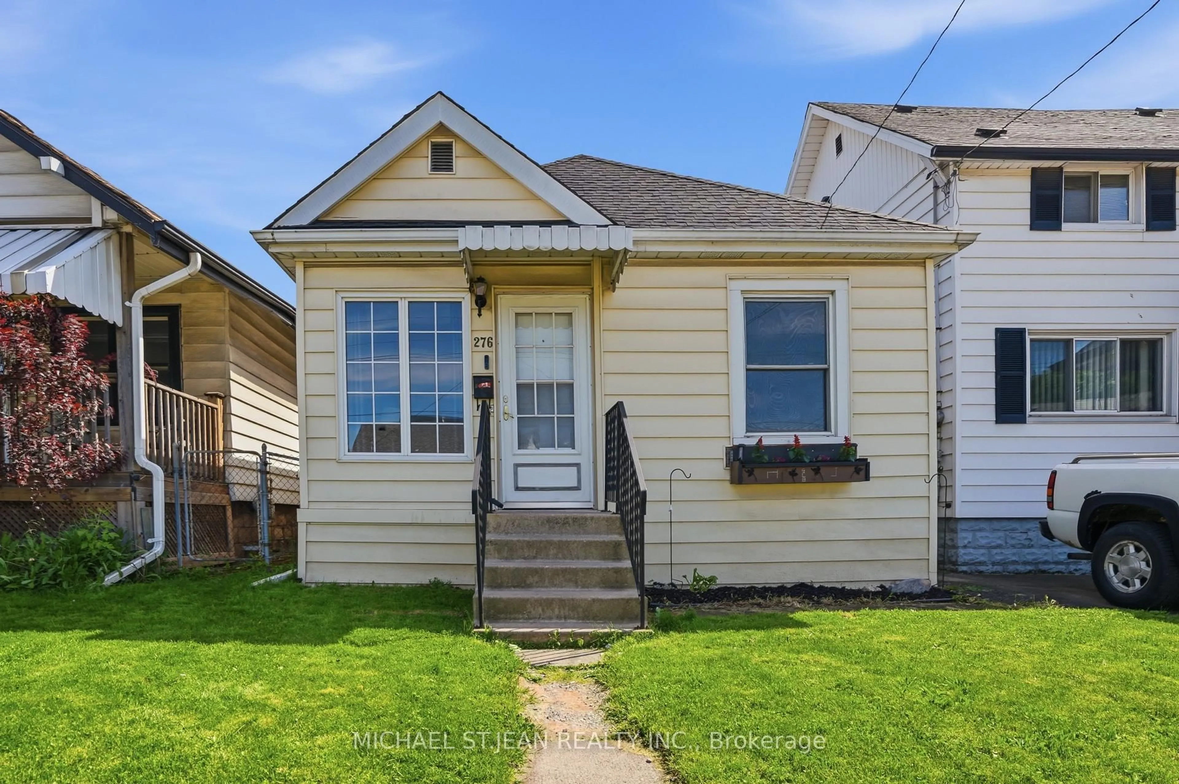 Home with vinyl exterior material, street for 276 Roxborough Ave, Hamilton Ontario L8H 1P7
