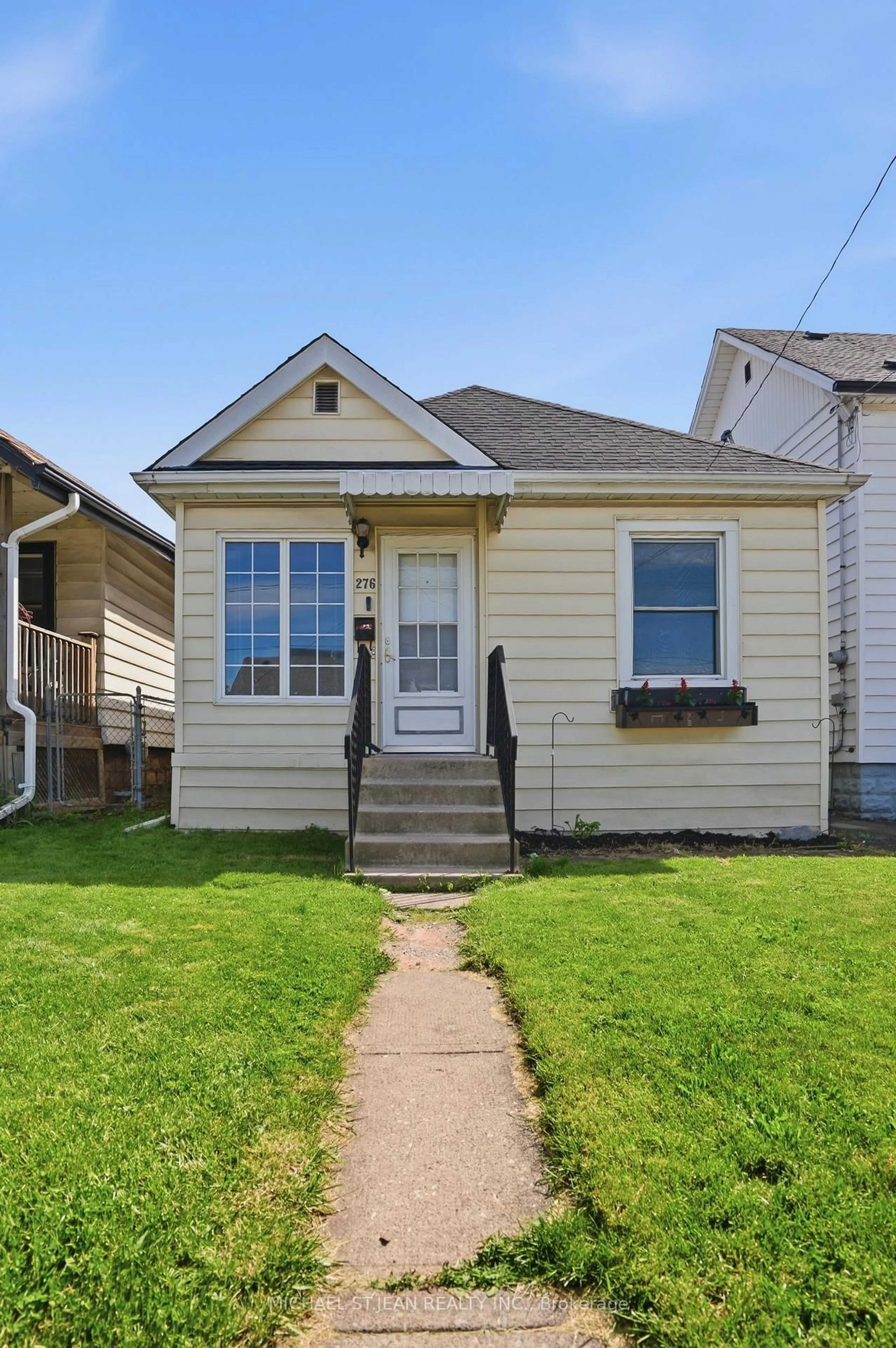 Home with vinyl exterior material, street for 276 Roxborough Ave, Hamilton Ontario L8H 1P7