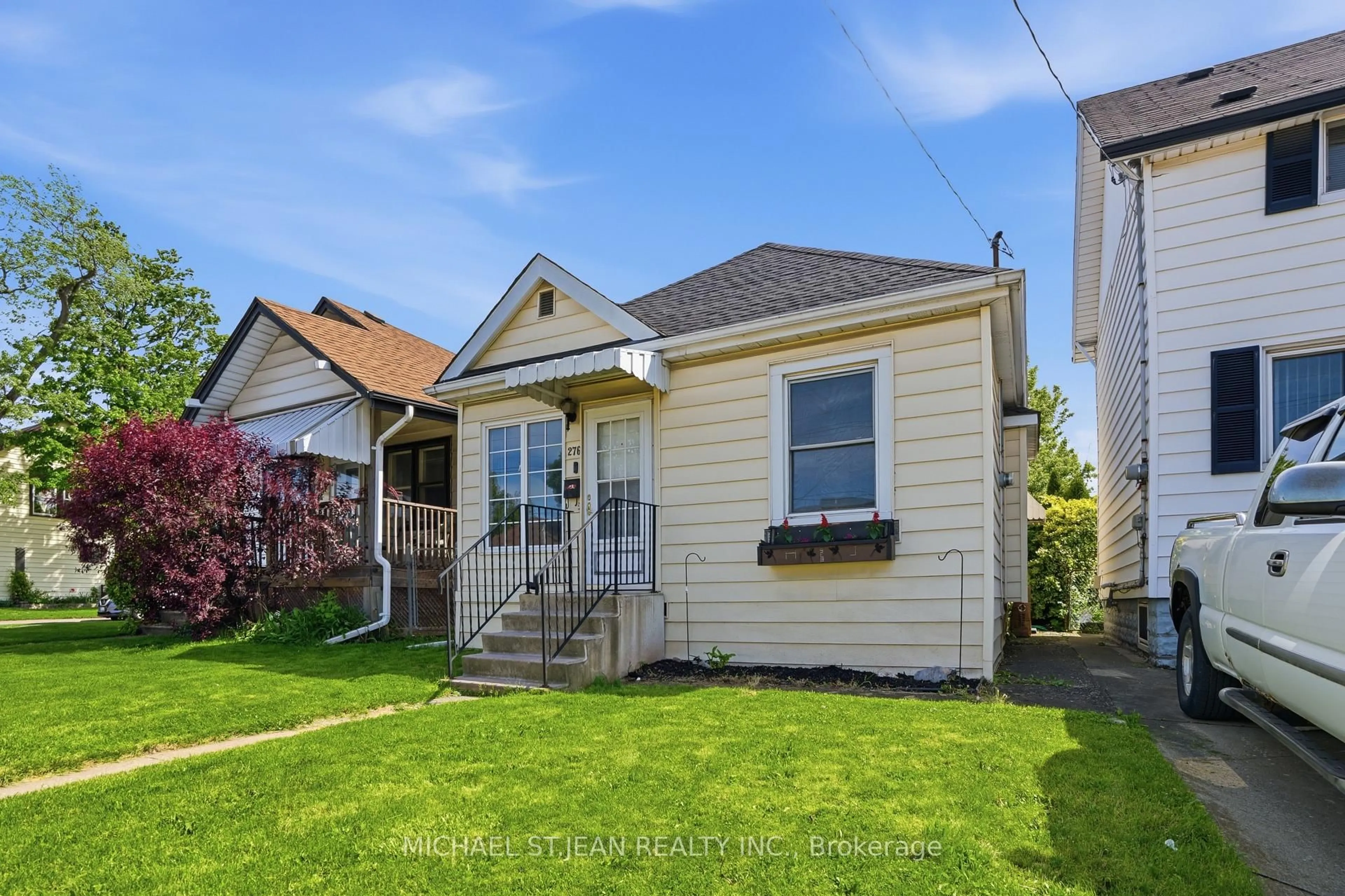 Home with vinyl exterior material, street for 276 Roxborough Ave, Hamilton Ontario L8H 1P7