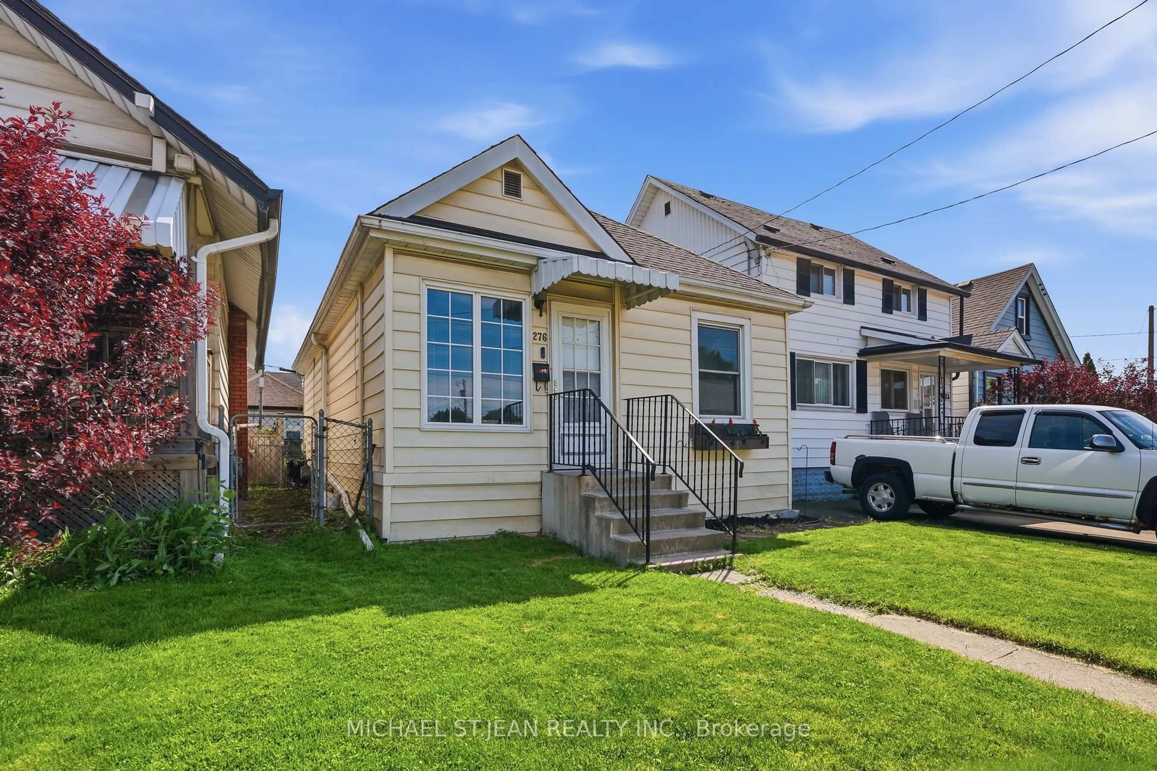 Home with vinyl exterior material, street for 276 Roxborough Ave, Hamilton Ontario L8H 1P7