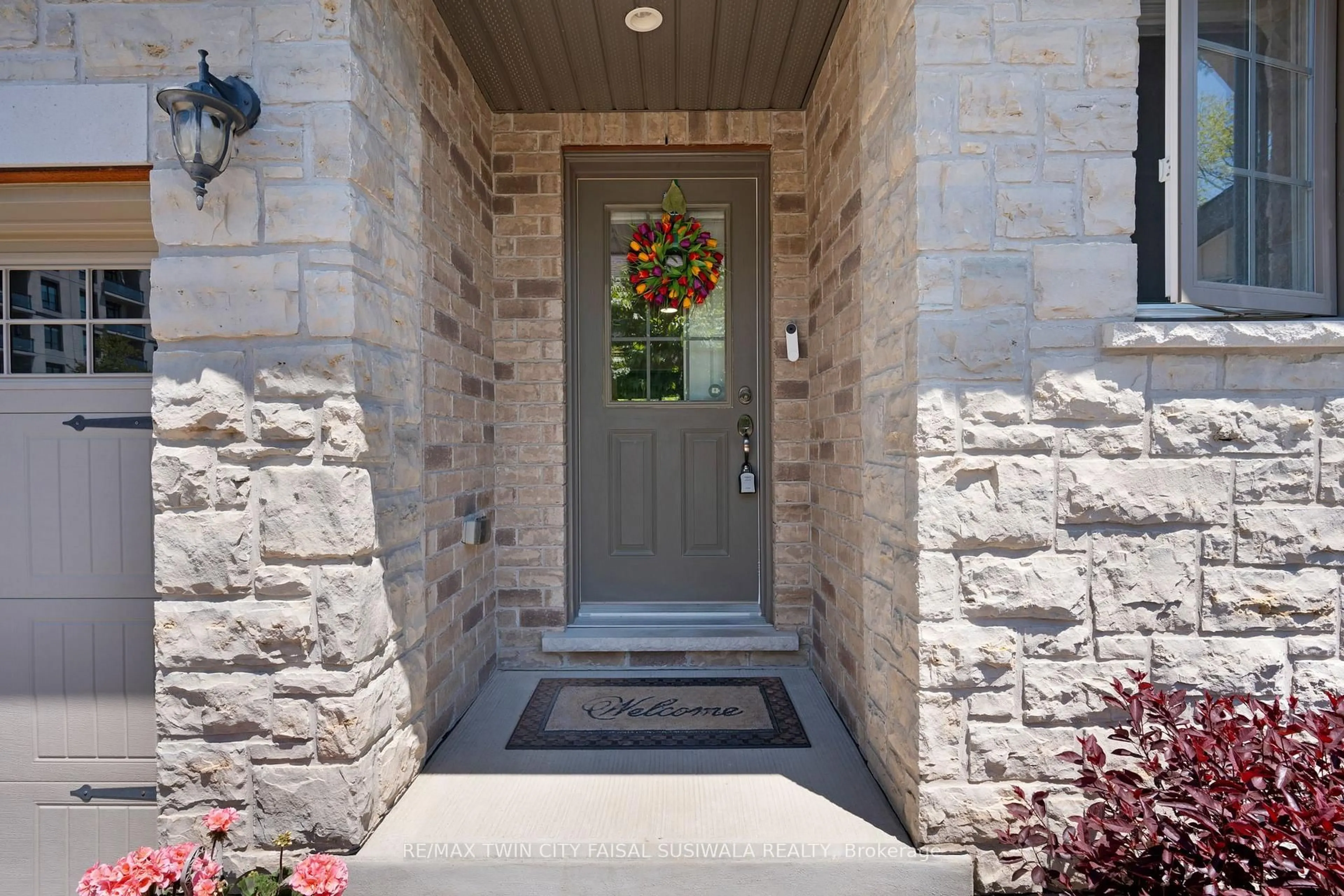 Indoor entryway for 635 Saginaw Pkwy #2, Cambridge Ontario N1T 0C1