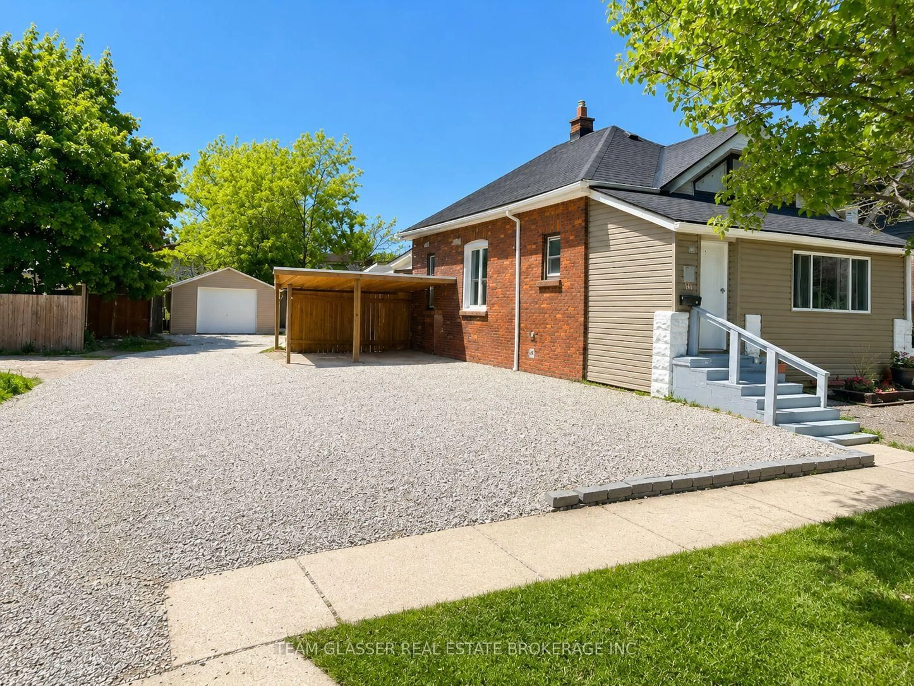 A pic from outside/outdoor area/front of a property/back of a property/a pic from drone, street for 139 DELAWARE St, London East Ontario N5Z 2N6