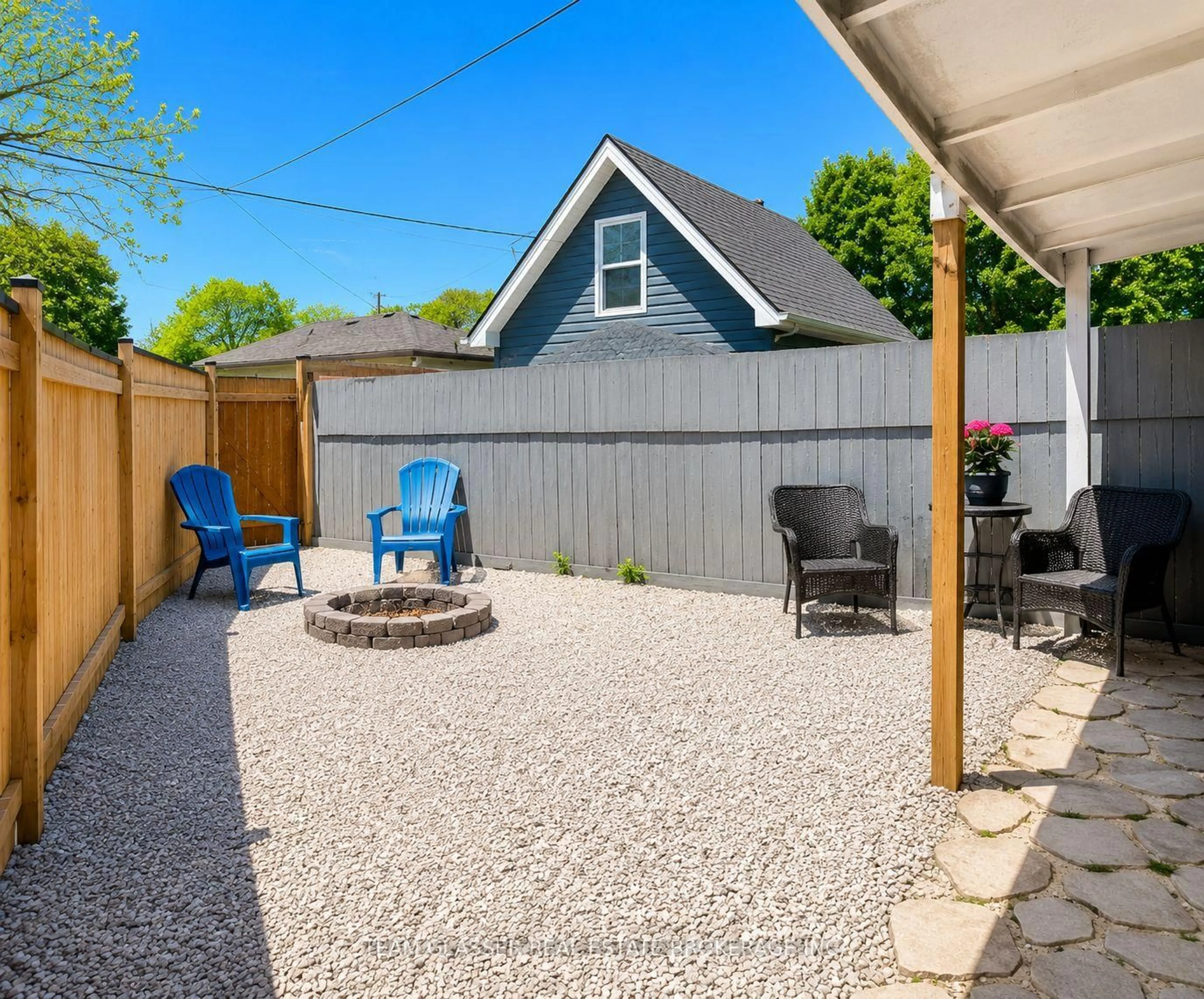 Patio, street for 139 DELAWARE St, London East Ontario N5Z 2N6