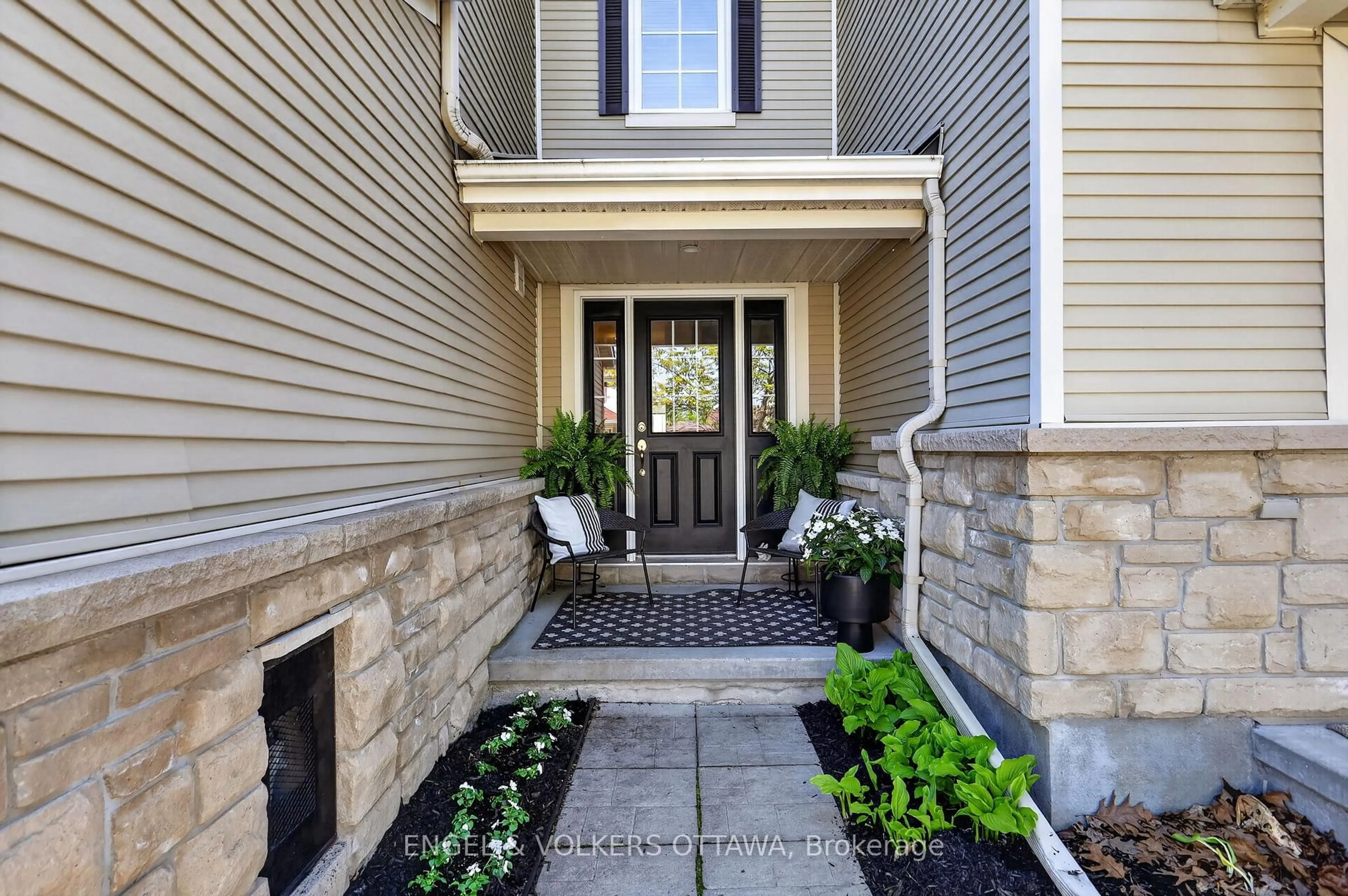 Indoor entryway for 103 Goldwood Private, Ottawa Ontario K2J 0P4