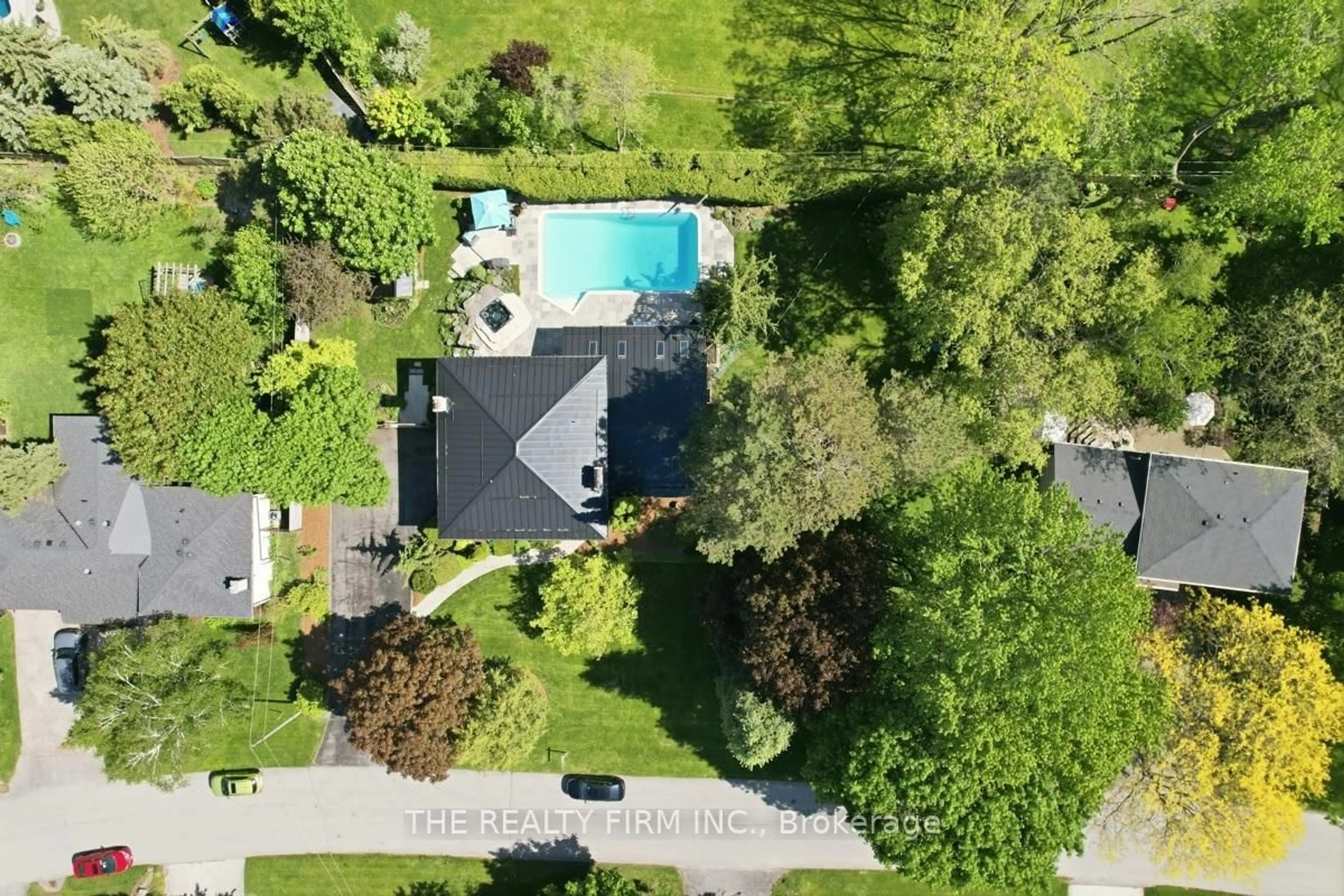 A pic from outside/outdoor area/front of a property/back of a property/a pic from drone, street for 27 Redford Rd, London North Ontario N5X 3V5